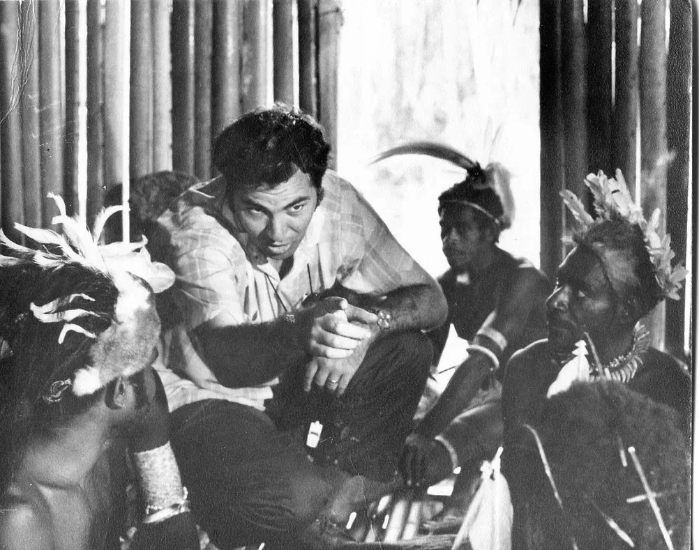 Don Richardson explaining the Gospel to Sawi warriors