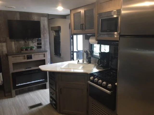 TFRV24-2021 Keystone Hideout 318BR-5.jpg