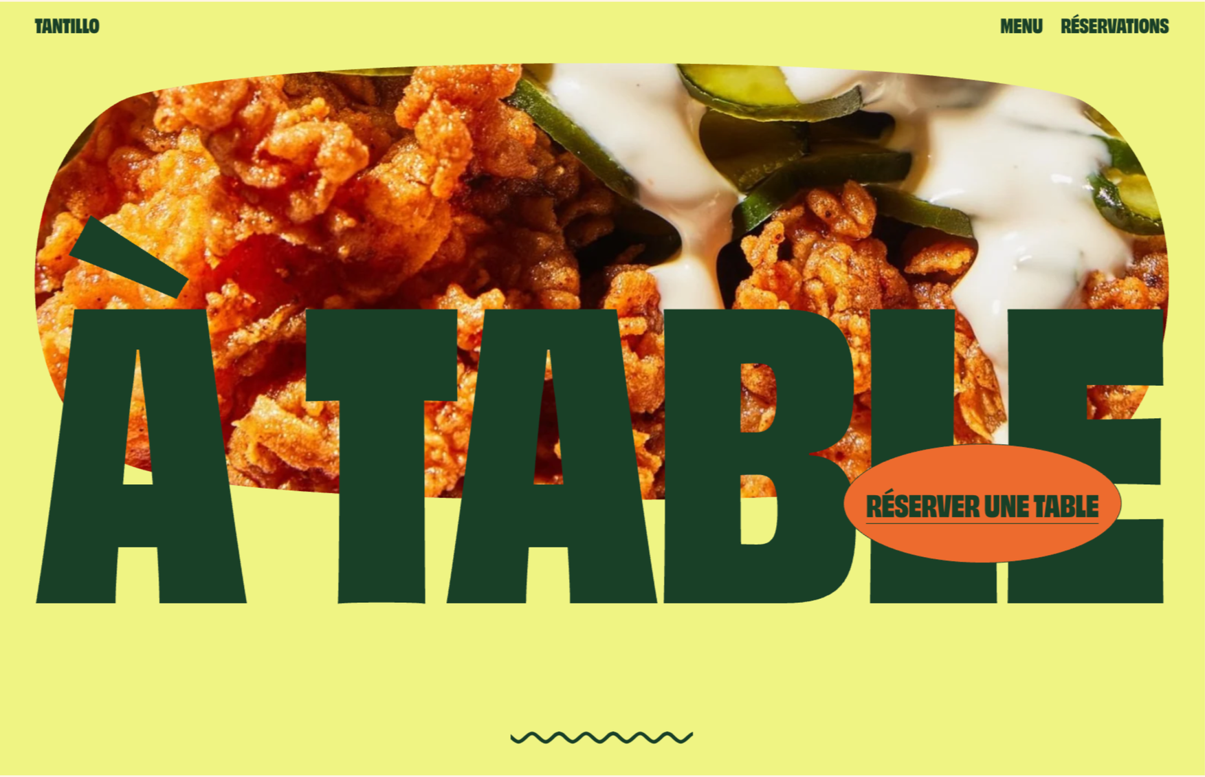 Page d'accueil d'un restaurant de tacos avec un fond jaune clair, une grande image de tacos frits avec de la crème et des légumes, le nom 'À TÁLIE' en gros caractères verts foncés, un bouton orange avec 'RÉSERVER UNE TABLE' en noir, et en haut à droite, des liens 'MENU' et 'RÉSERVATIONS'.