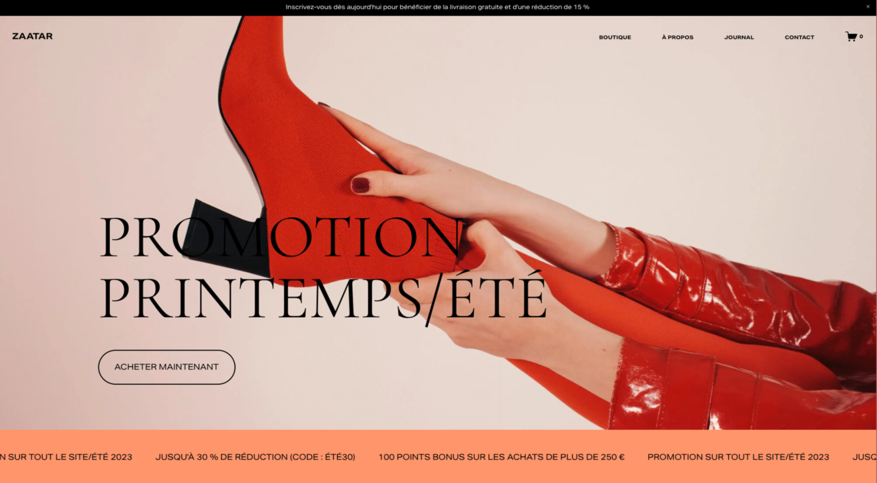 Page d'accueil d'un site de mode avec un modèle portant des chaussures rouges, annonçant une promotion printemps/été, avec boutons pour acheter, sections 'boutique', 'à propos', 'journal', 'contact', et une barre d'information promotionnelle en orange.