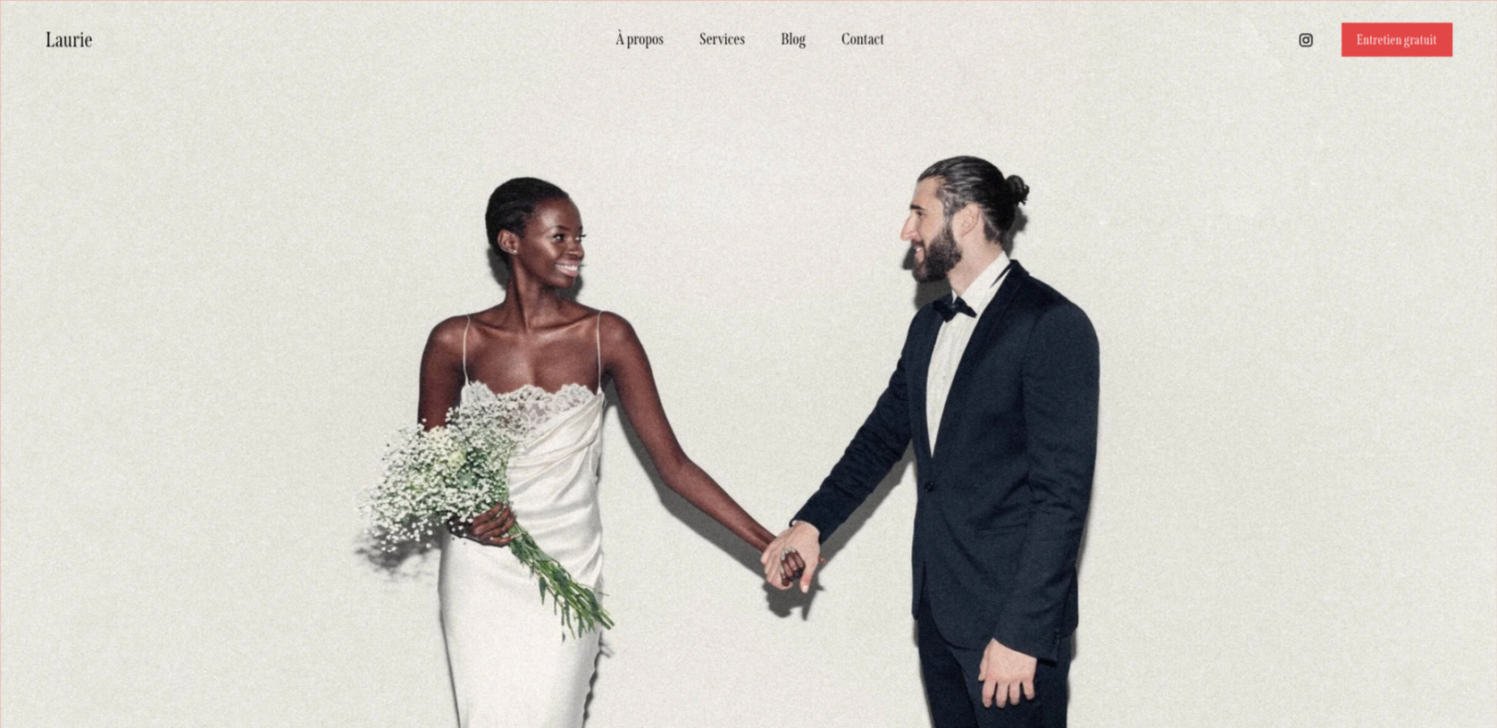 Un couple lors d'un mariage, la femme tient un bouquet de fleurs, ils se tiennent par la main, sourire, fond blanc.
