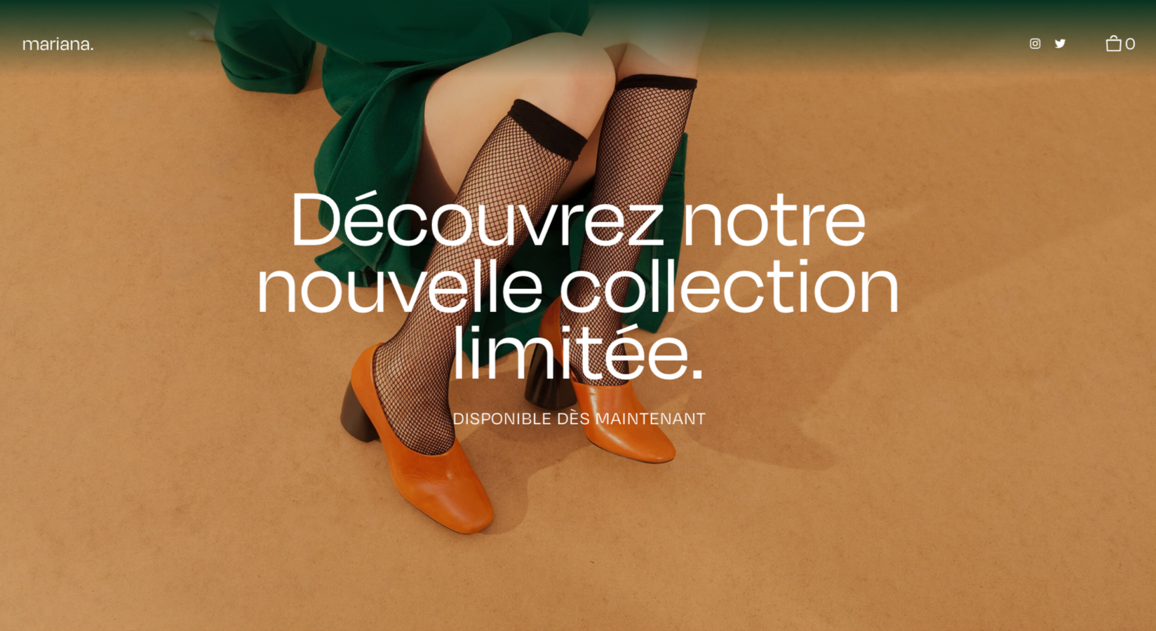 Page de lancement d'une boutique en ligne avec une femme en jupe verte, portant des collants en résille et des chaussures orange, avec un message annonçant une nouvelle collection limitée disponible maintenant.