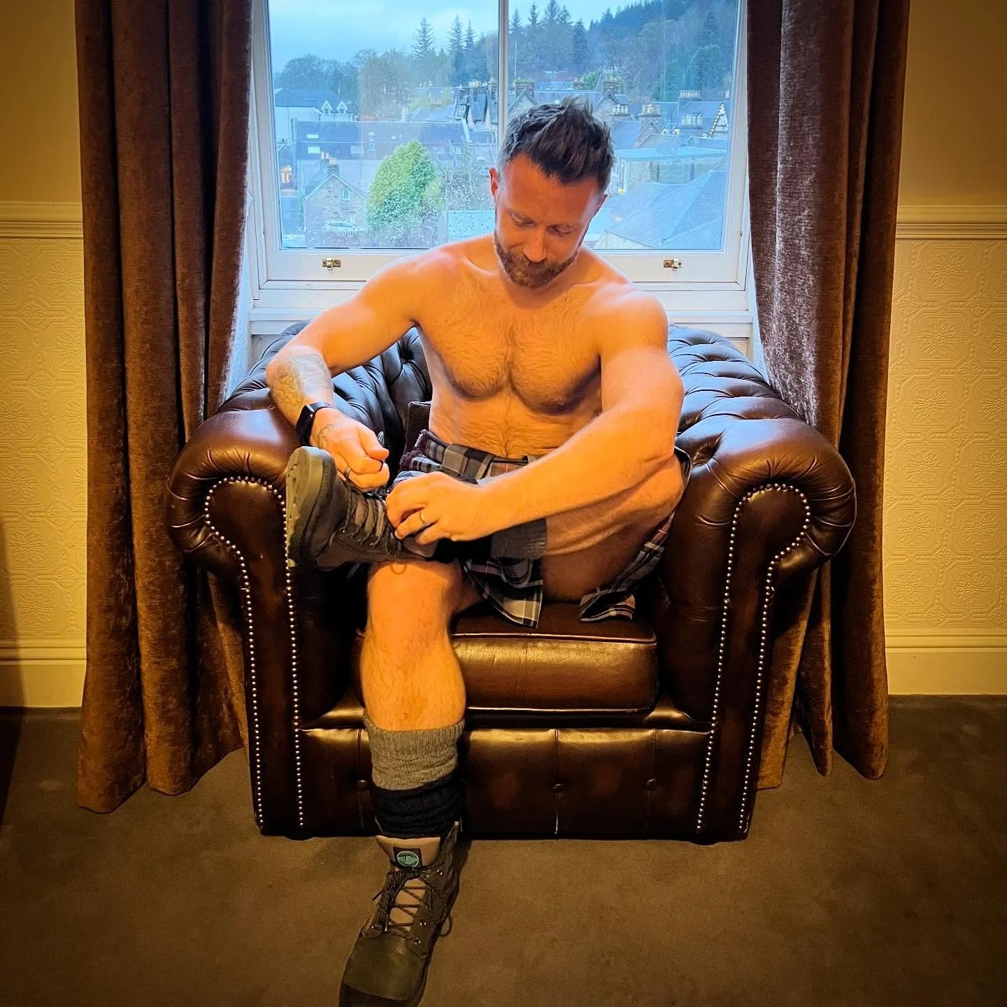 Kicking my boots off at the hotel in Pitlochry. The weather is really dreich but hopefully I can get out for a bit of a walk tomorrow after classes.
Thank you to everyone that came to class today for a heavy dose of shoulder work! Tomorrow will be so