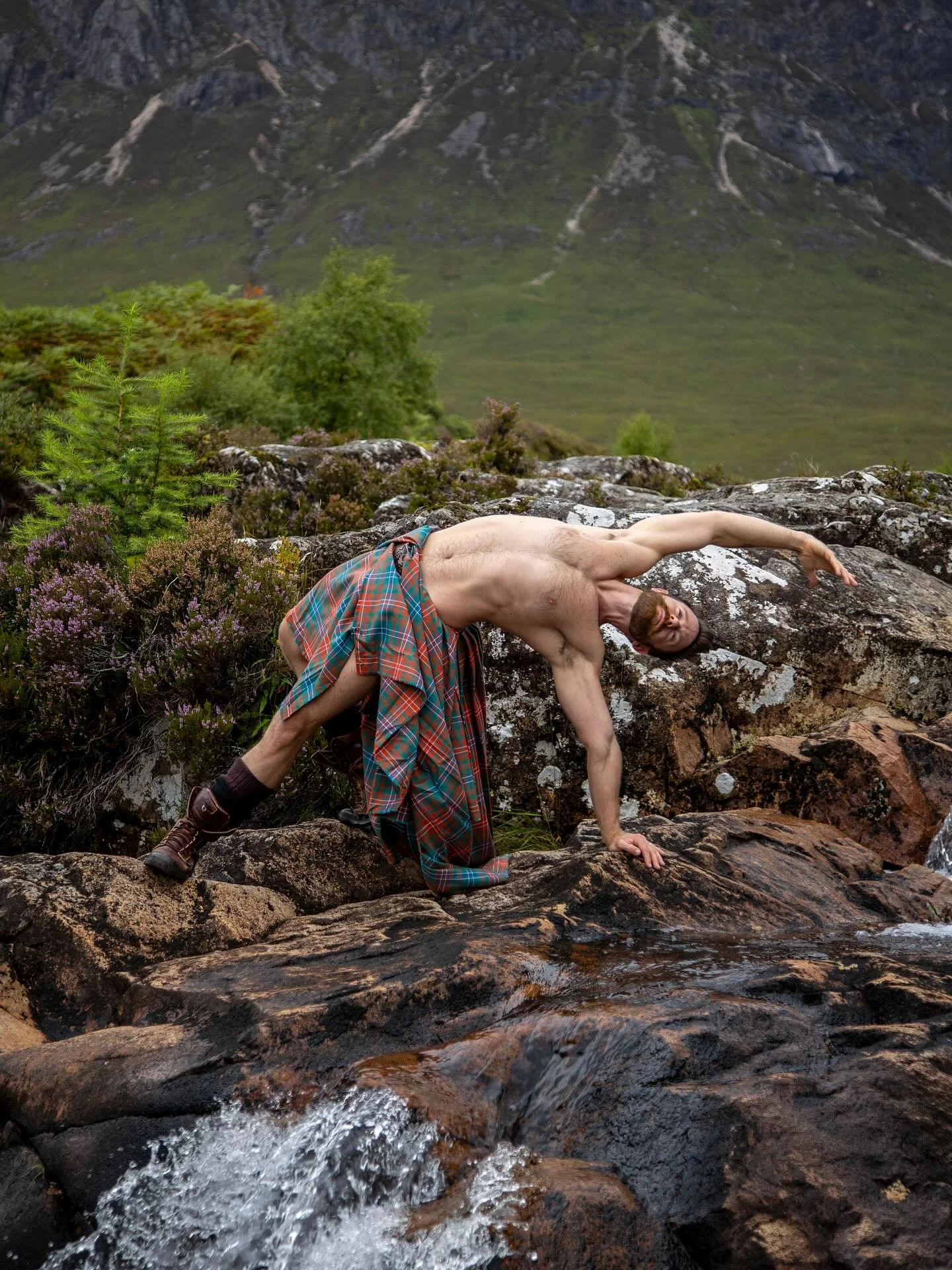 The March shot was really lovely to shoot, the Wilson tartan, Etive in the background, and the sound of running water. What is not to like!
.
.
.
📸 @ajwphotographyscotland #kilt #kiltedyoga #wildthing #flipdog #scotland #scottish