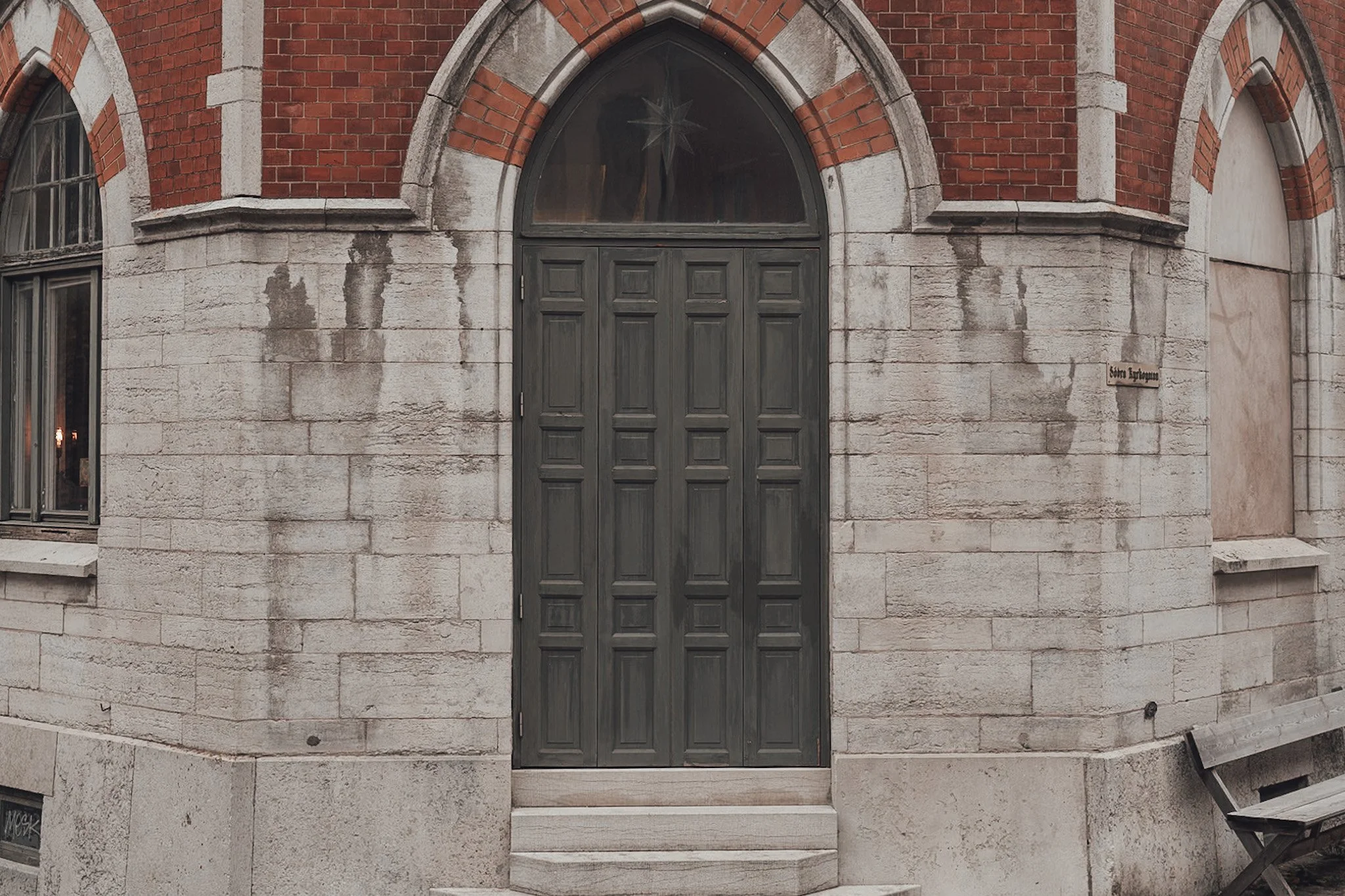 Massiv ytterdörr i trä – Gotland