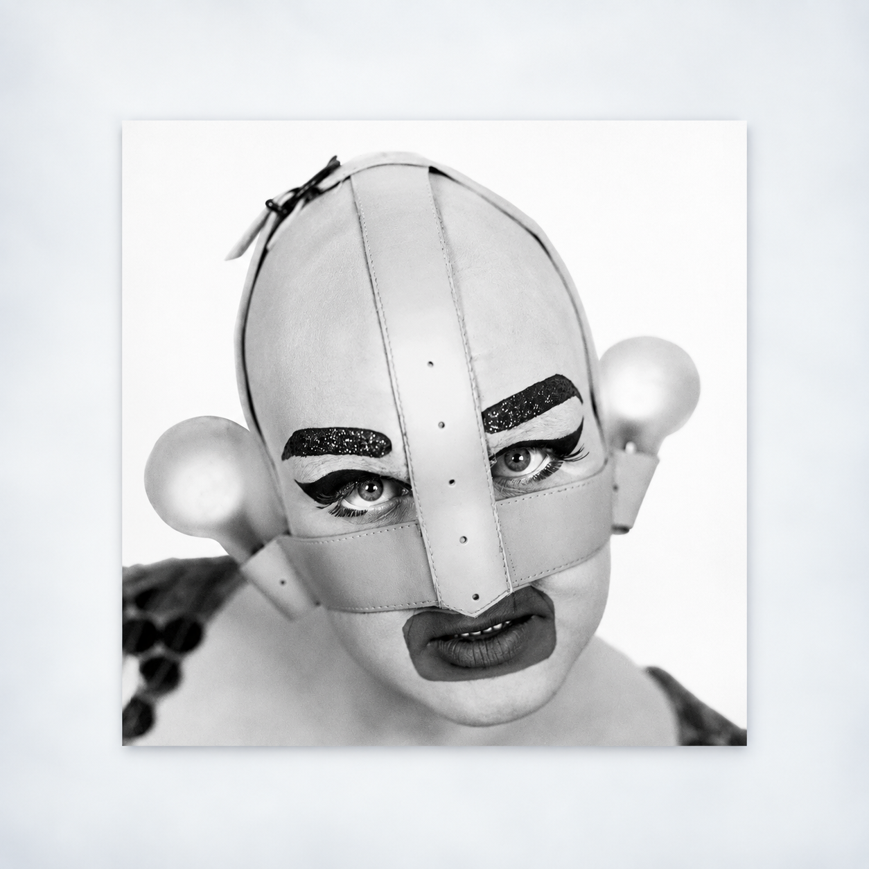 austin-young-portrait-of-leigh-bowery-1989-full-view.png