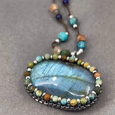 Cariño :: Labradorite and gemstone necklace