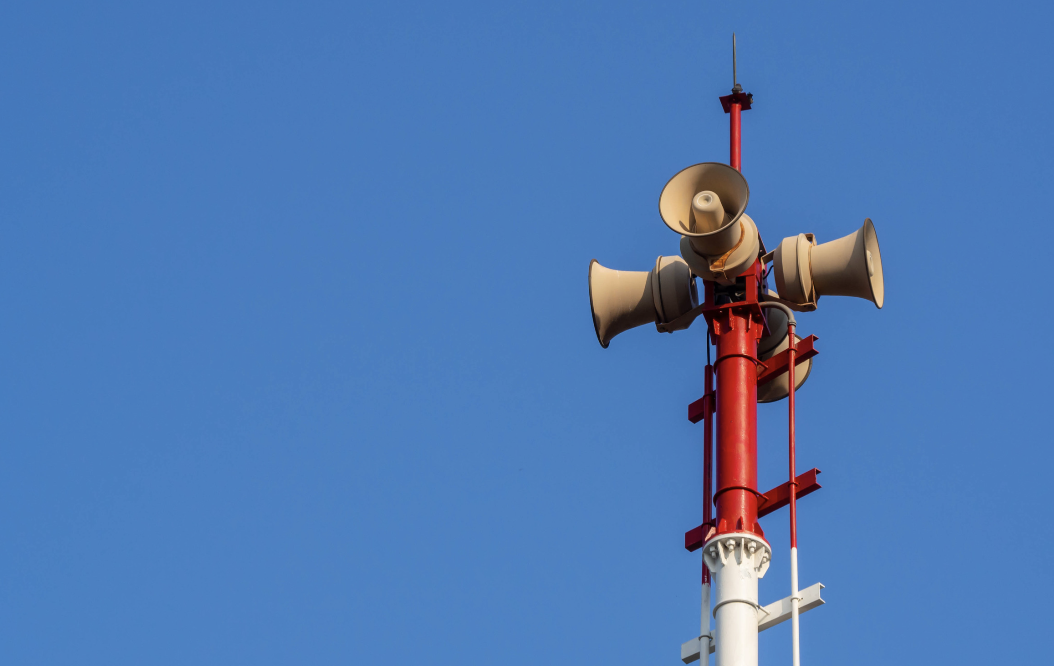 Loudspeaker array mounted atop a pole