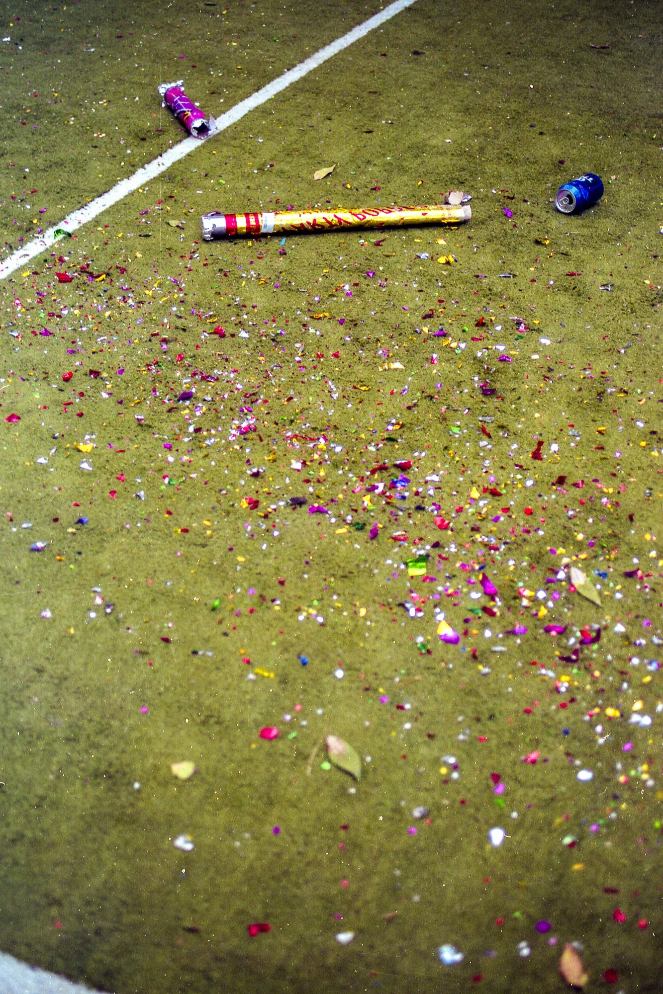 Tierra con confeti y latas de bebidas aplastadas, fiesta o celebración