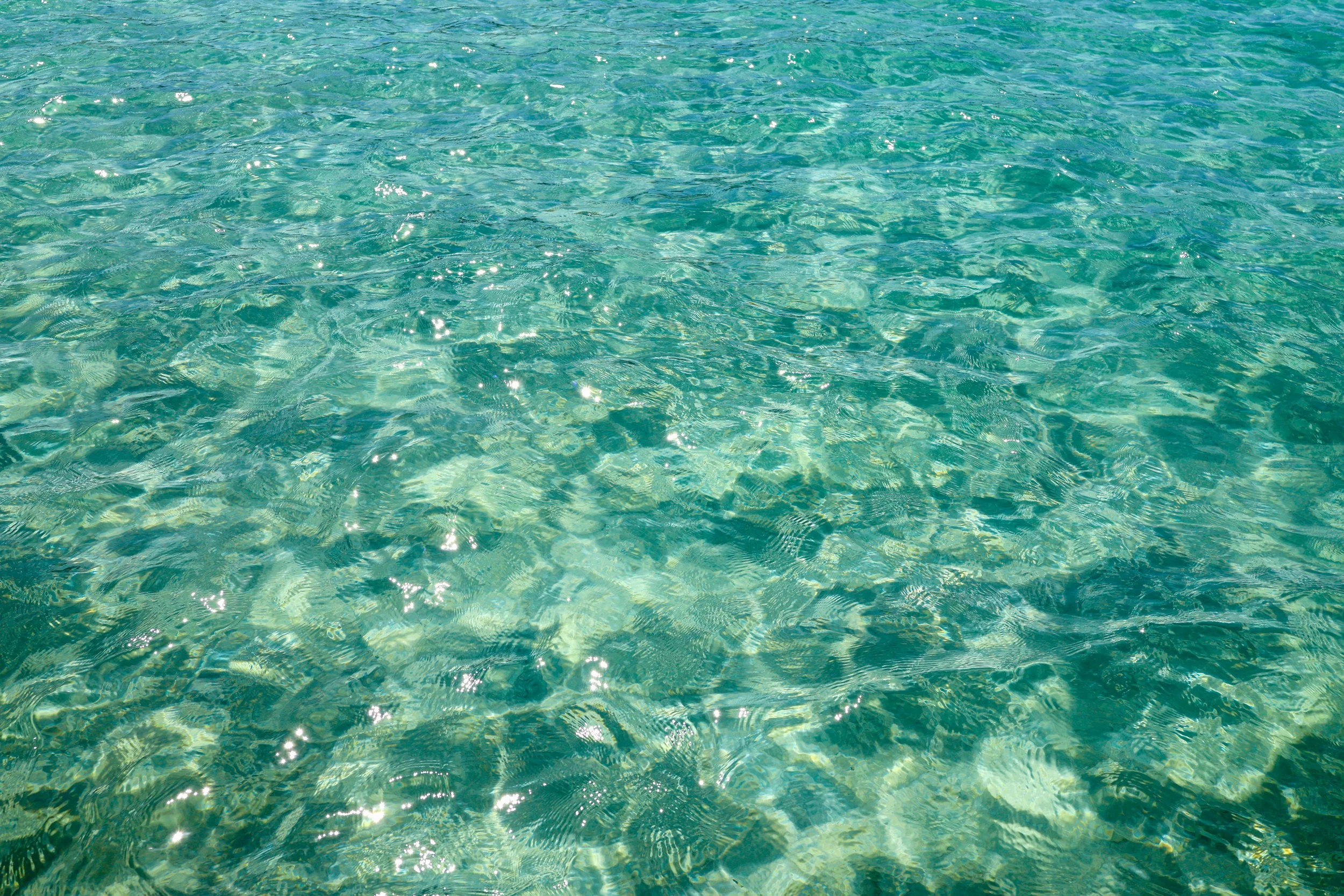 Agua cristalina con reflejos y ondas en un cuerpo de agua