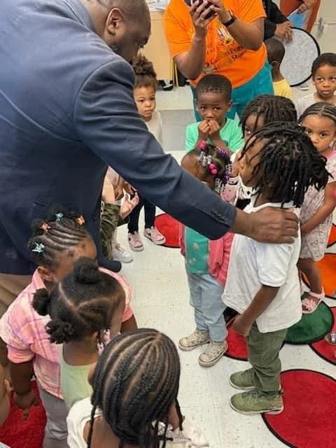 Jeffrey Hulum III talking to a group of young children in a Gulfport, MS elementary school classroom.