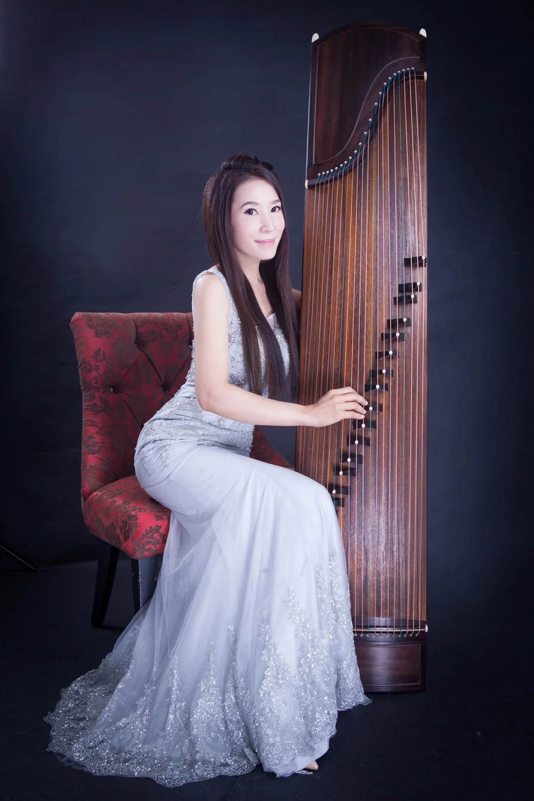 Min-Yu Hung  洪敏瑜 guzheng master 古箏