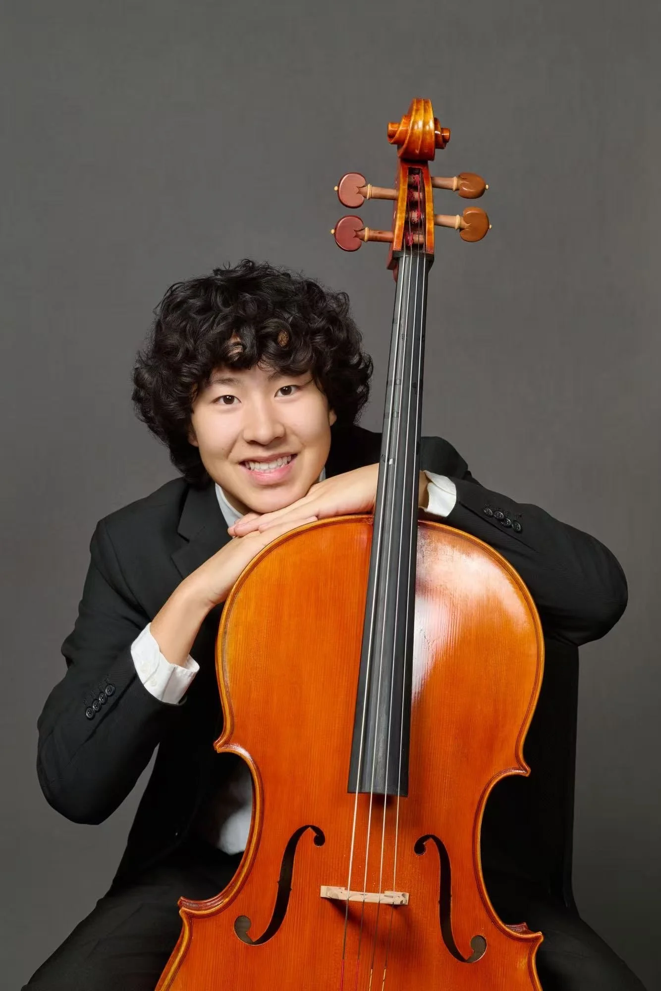 Texas based new star Cellist Jason Li Leaning on his cello