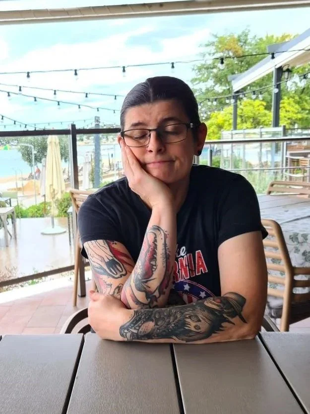 Anna schließt verträumt die Augen