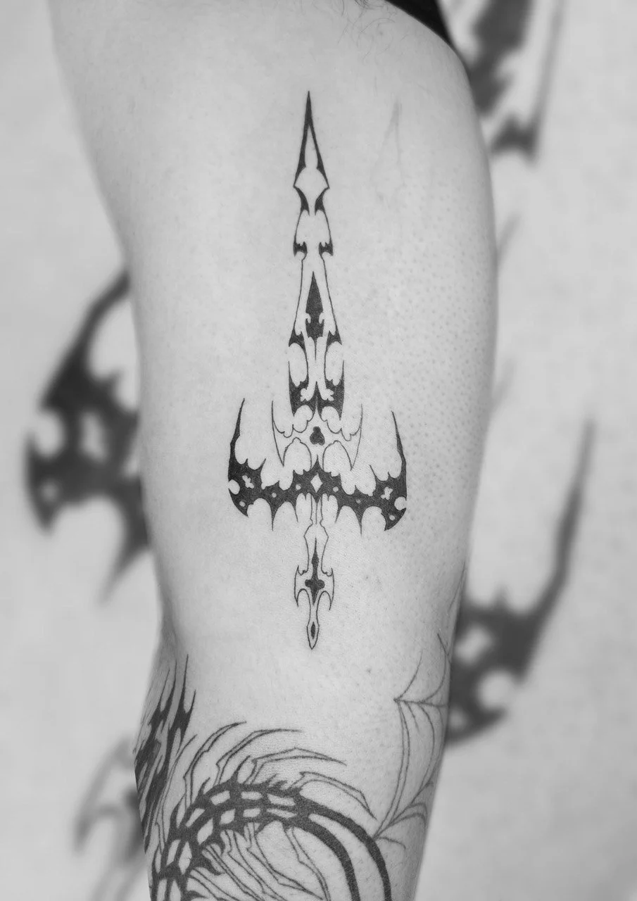 Schwarze Tribal-Tattoo Schwert 