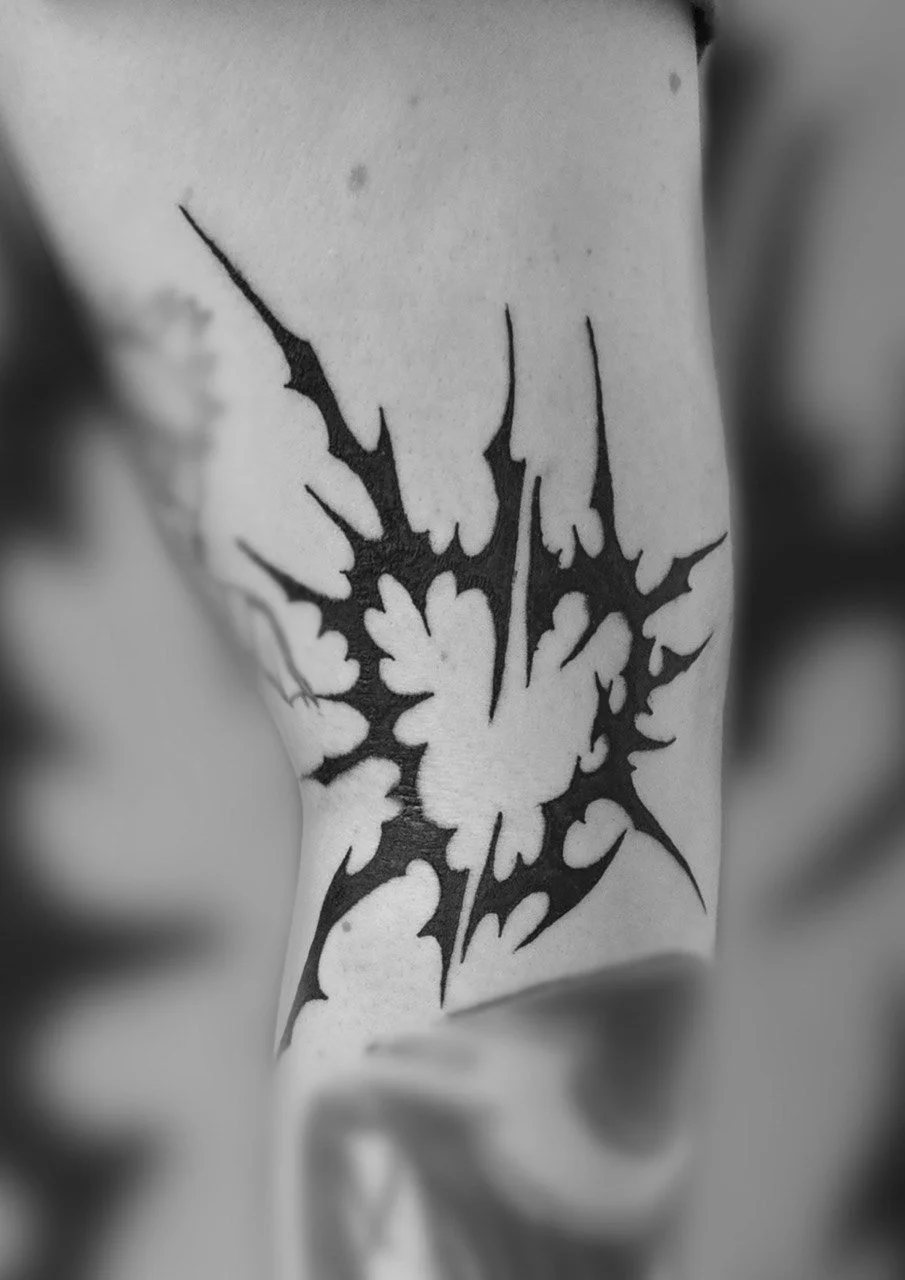 Schwarze Tätowierung eines Herzens in Neo Tribal Design