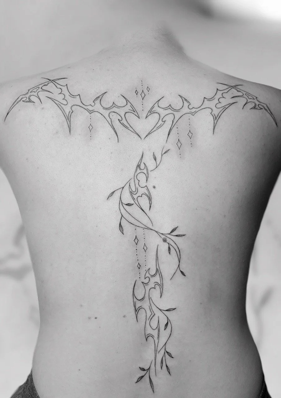 Schwarze Tribal-Tattoos auf der Brust und im Bauchbereich.