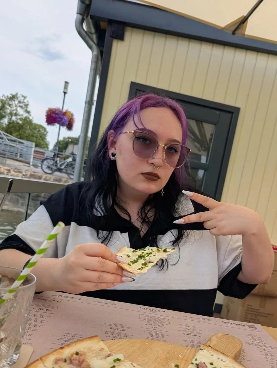 Emmily zeigt cool das Peace Zeichen