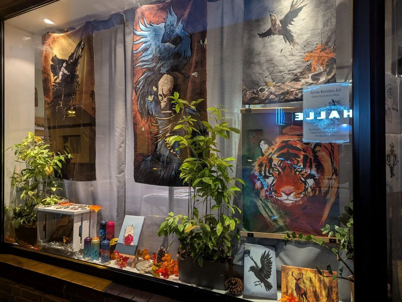 Beleuchtetes Schaufenster des Ateliers am Abend