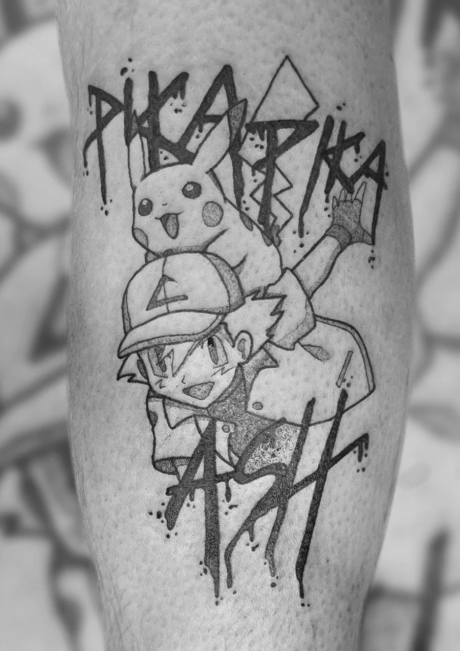 Tattoo eines Pokémon-Chars, Pikachu, auf einem Arm, mit dem Anime-Charakter Ash Ketchum, der neben Pikachu steht.