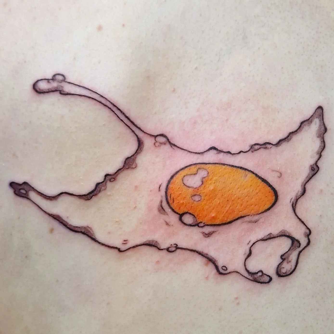 Tattoo eines Rochens als Spiegelei