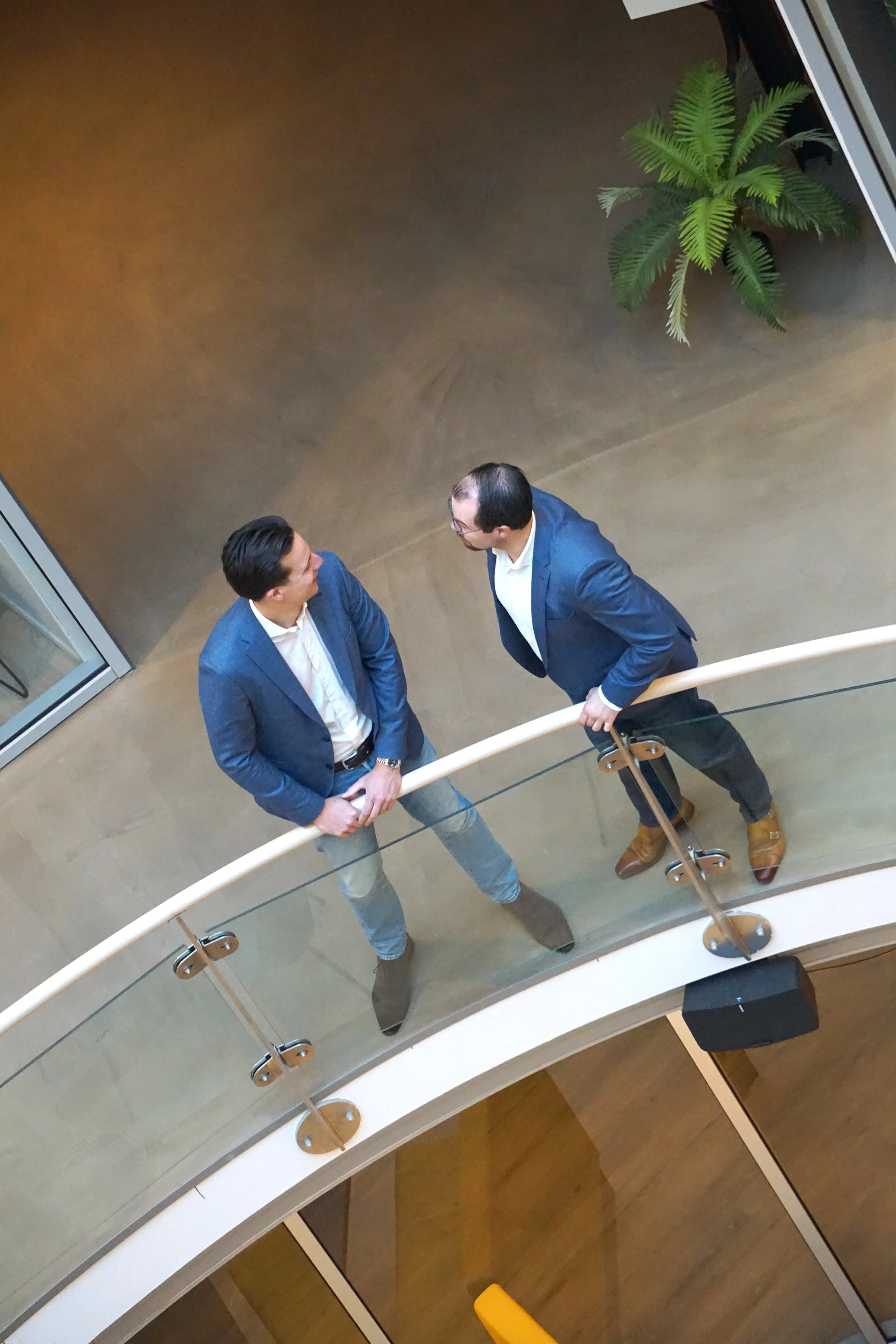 Twee mannen in zakelijke kleding praten.