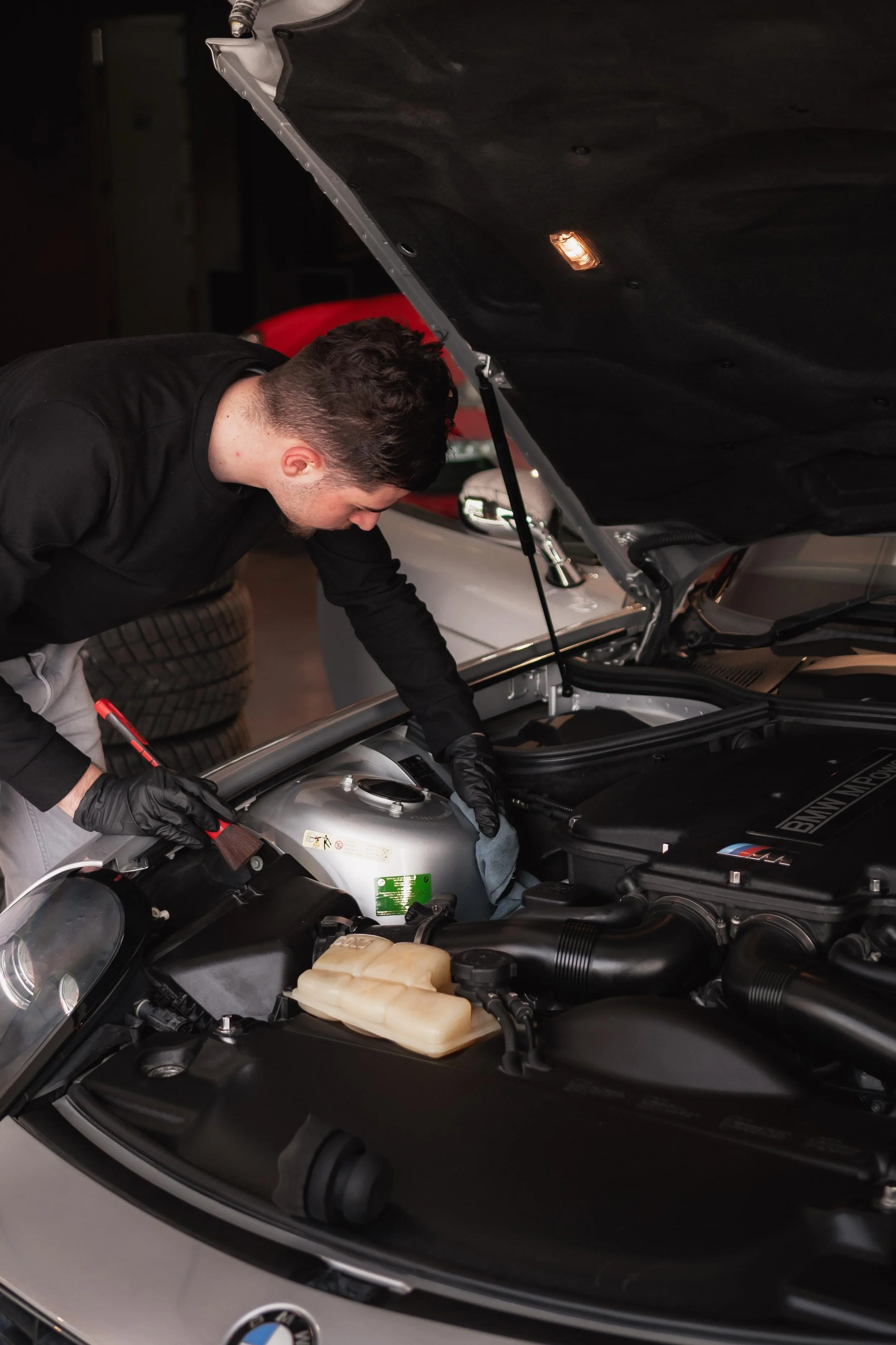 Motorruimte reinigen tijdens detailingproces