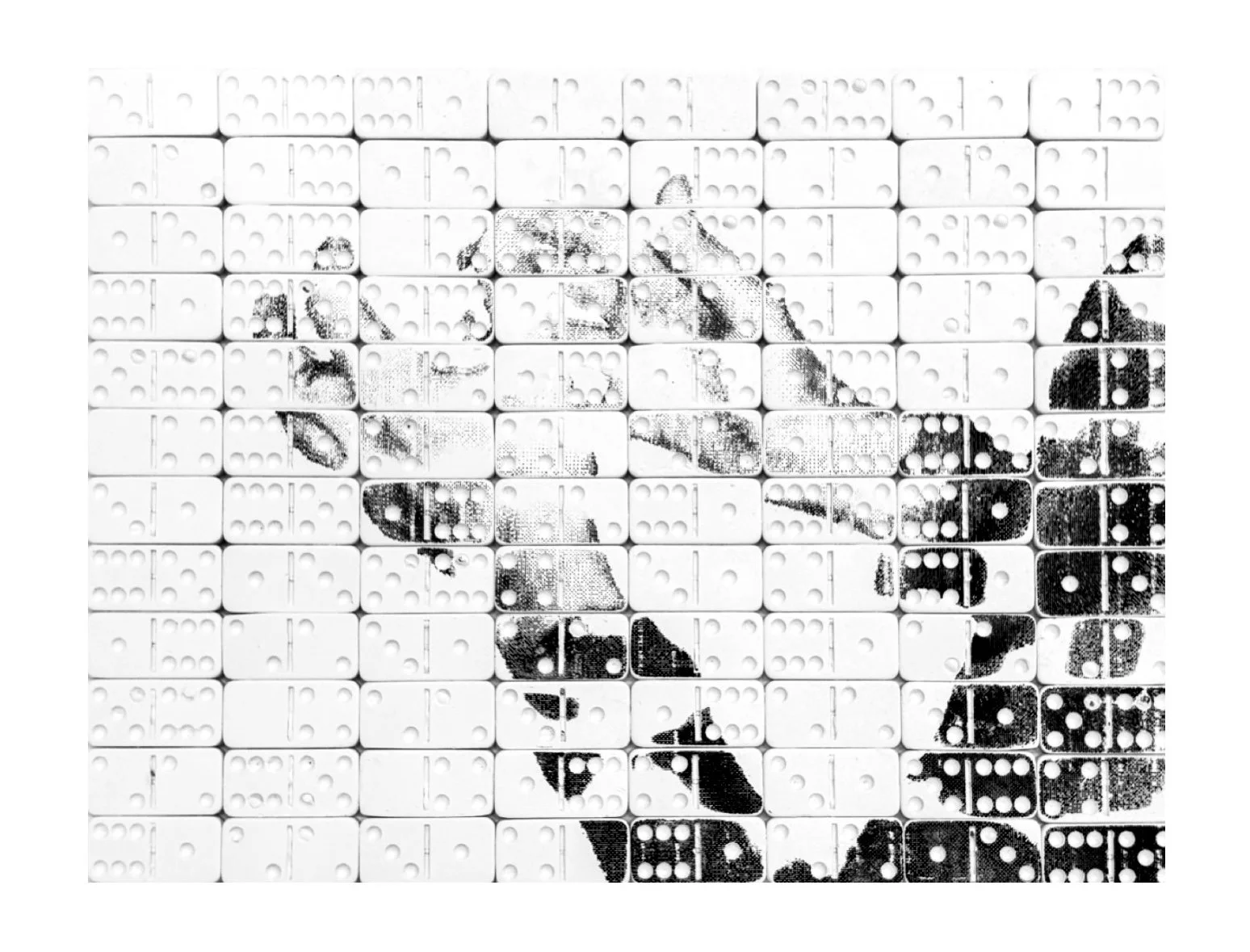 Une mosaïque de tuiles de domino formant un portrait noir et blanc.