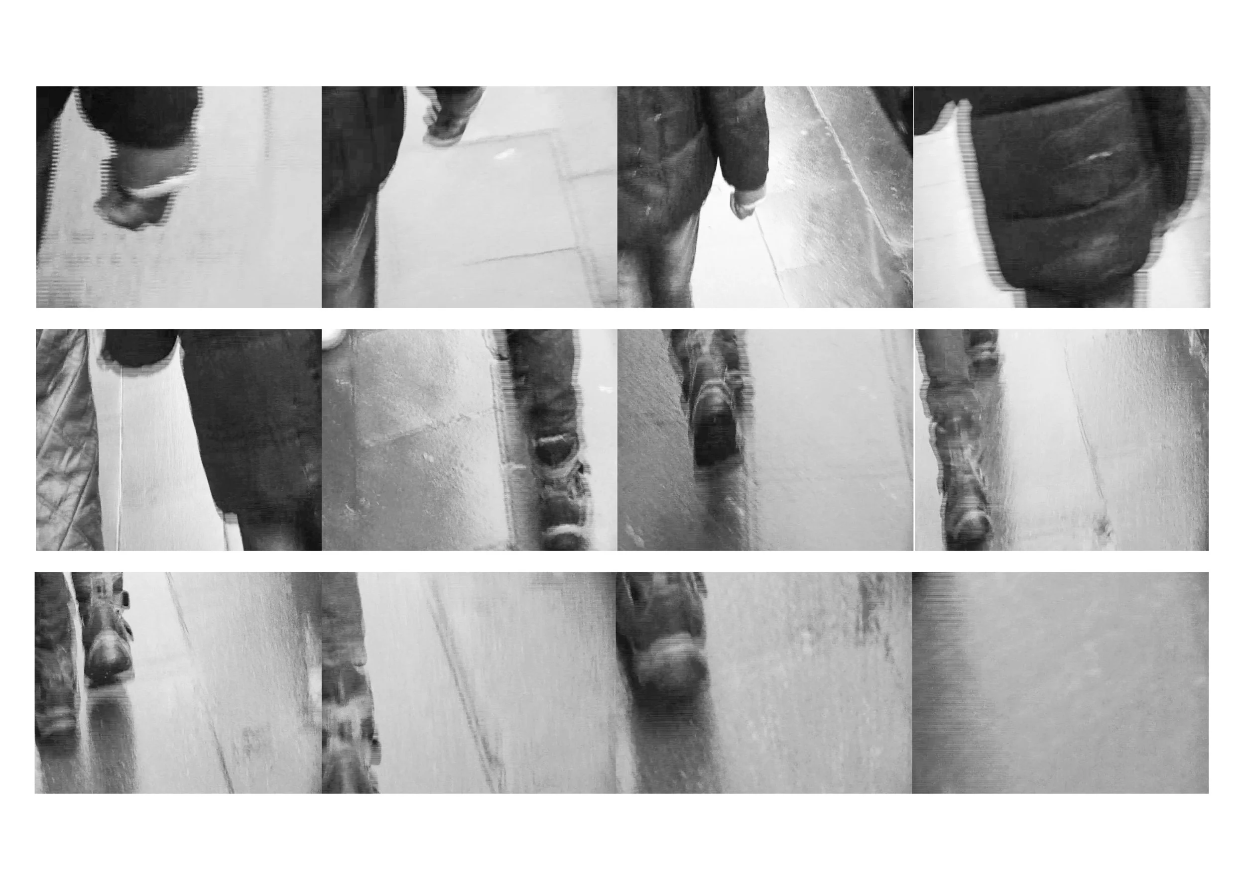 Cliché noir et blanc de plusieurs personnes marchant sur un trottoir, vue de dos, mettant en évidence leurs chaussures et leurs jambes.