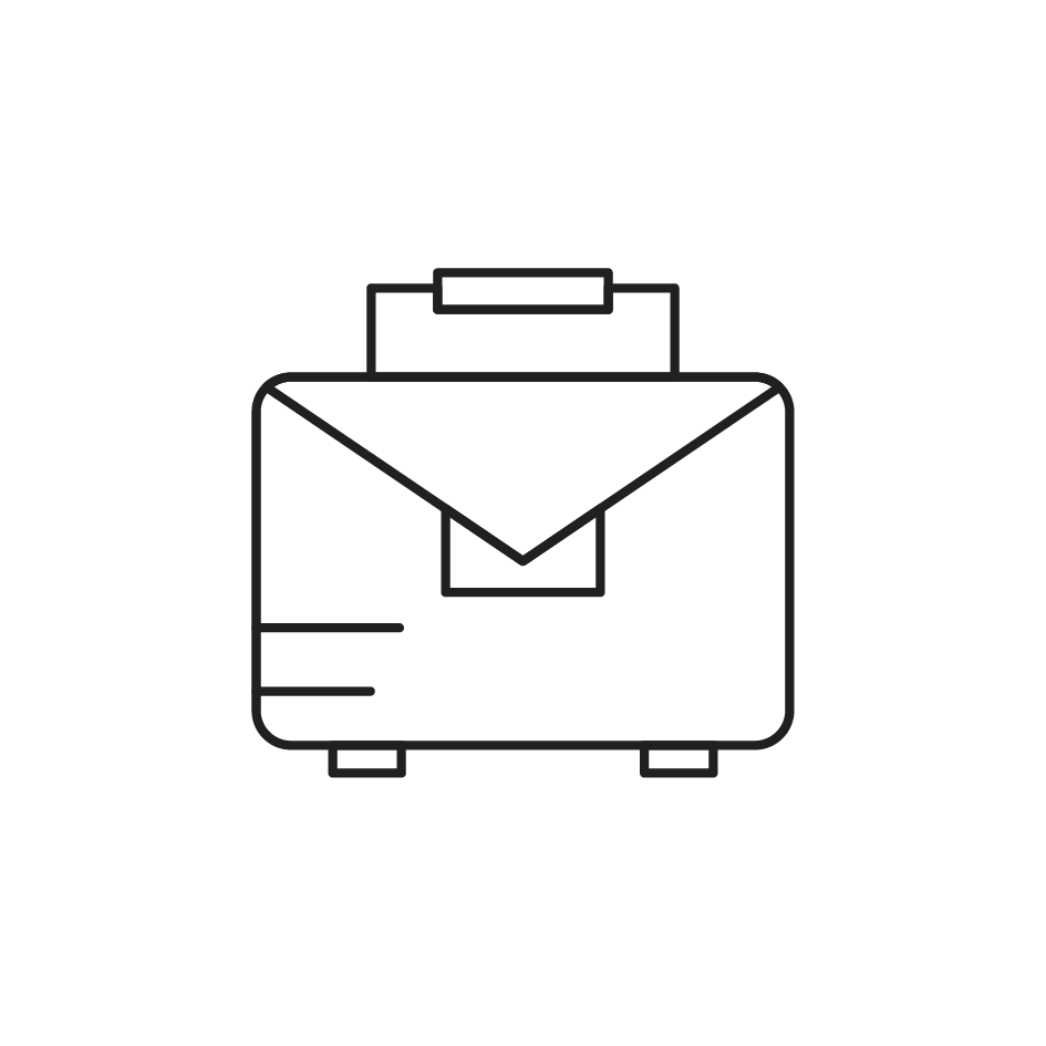 Scen av en stor sjö omgivet av gröna kullar och höga berg i bakgrunden, under en molnig himmel.