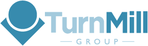 TurnMil Grupp logotyp i blå färg med text och symbol.