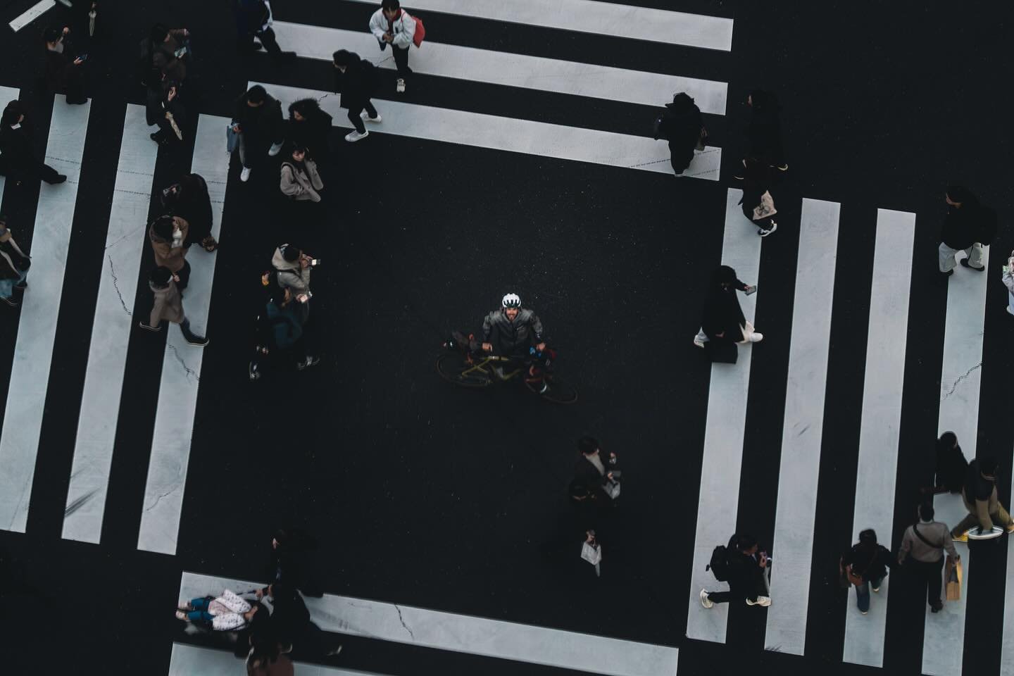 La voici, la voil&agrave;. Cette photo de fin. Elle est simple, vue comme &ccedil;a : un mec qui fait le guignol au milieu d&rsquo;un carrefour avec son v&eacute;lo. Pour moi, elle repr&eacute;sente la r&eacute;ussite du projet, et plus encore. C&rsq