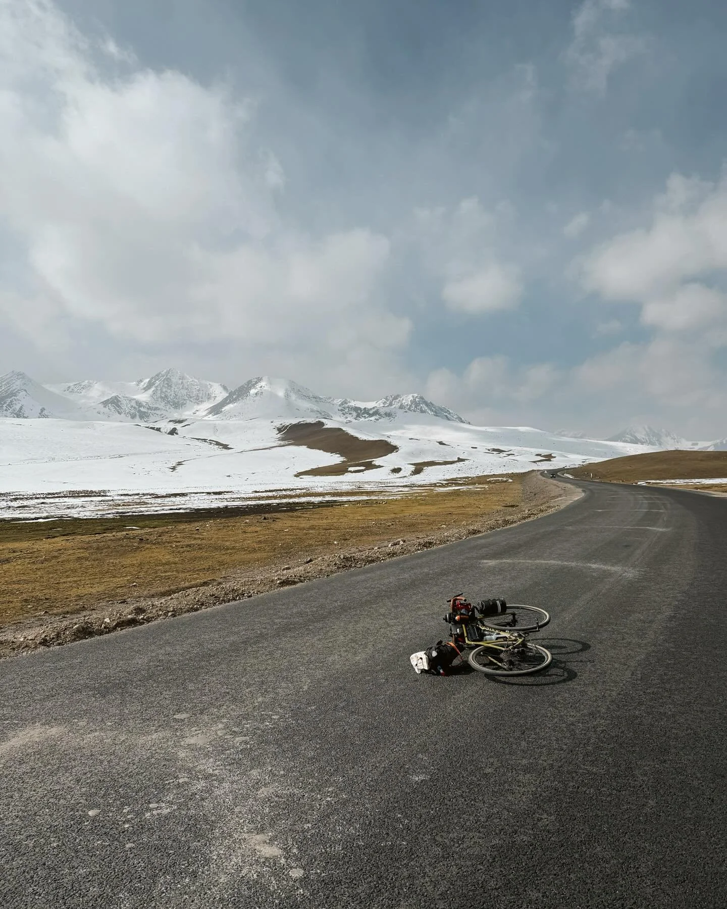 69&egrave;me jour au 74&egrave;me jour (6 jours), 489 km (total 6579 km), Fronti&egrave;re ouzbek &rarr; Bishkek 

Le Kirghizstan, un pays que j&rsquo;attendais beaucoup pour ses montagnes. En faisant les traces GPX, sur mon lit bien au chaud, je reg