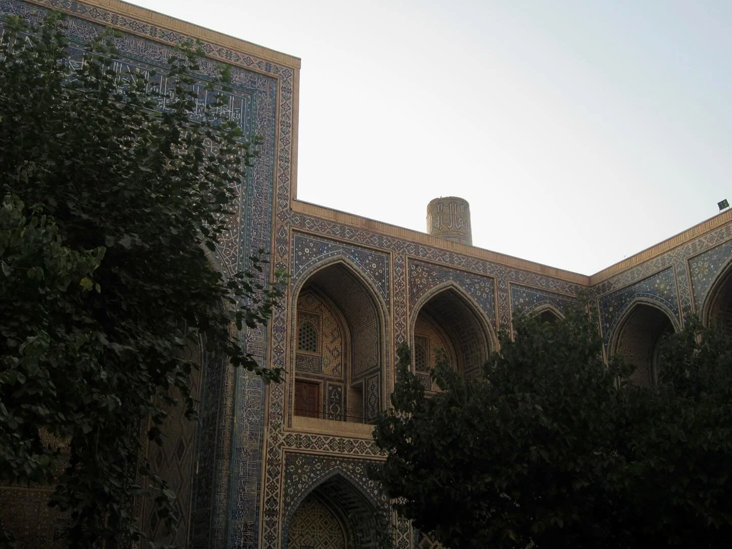 Samarcande sous gros dahl de lentilles fait par le chef Paul🧑&zwj;🍳 ps : la petite fille qui escalade le mur s&rsquo;est fait engueuler😶