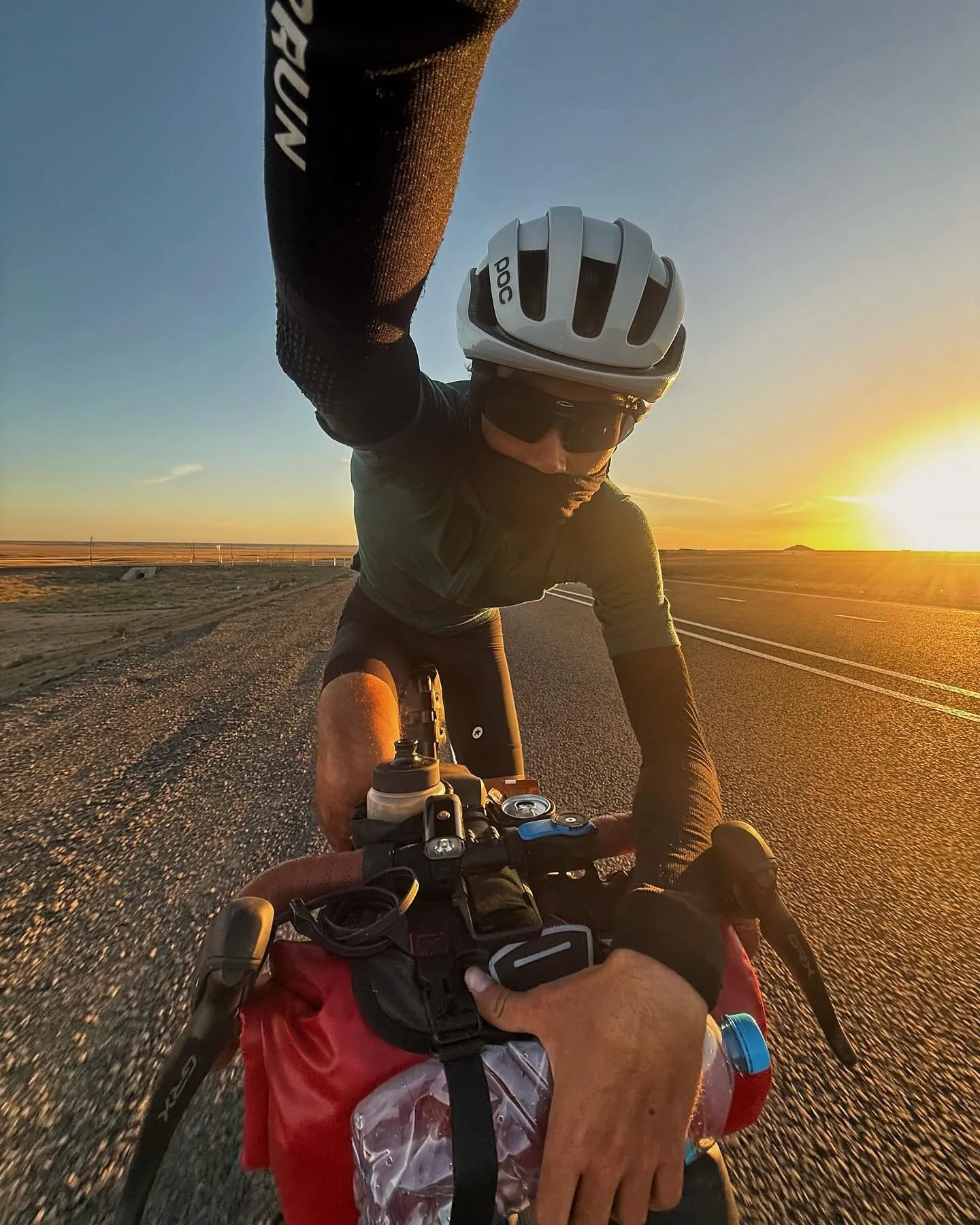 54&egrave;me au 58&egrave;me jours (5 jours), 518 km (total 5322km), Aktaou &rarr; Chimkent (+1696 km en train de nuit)

1h10 de vol ont suffi pour survoler la mer Caspienne et arriver dans la ville d&rsquo;Aktaou. Je me lance sans transition dans le