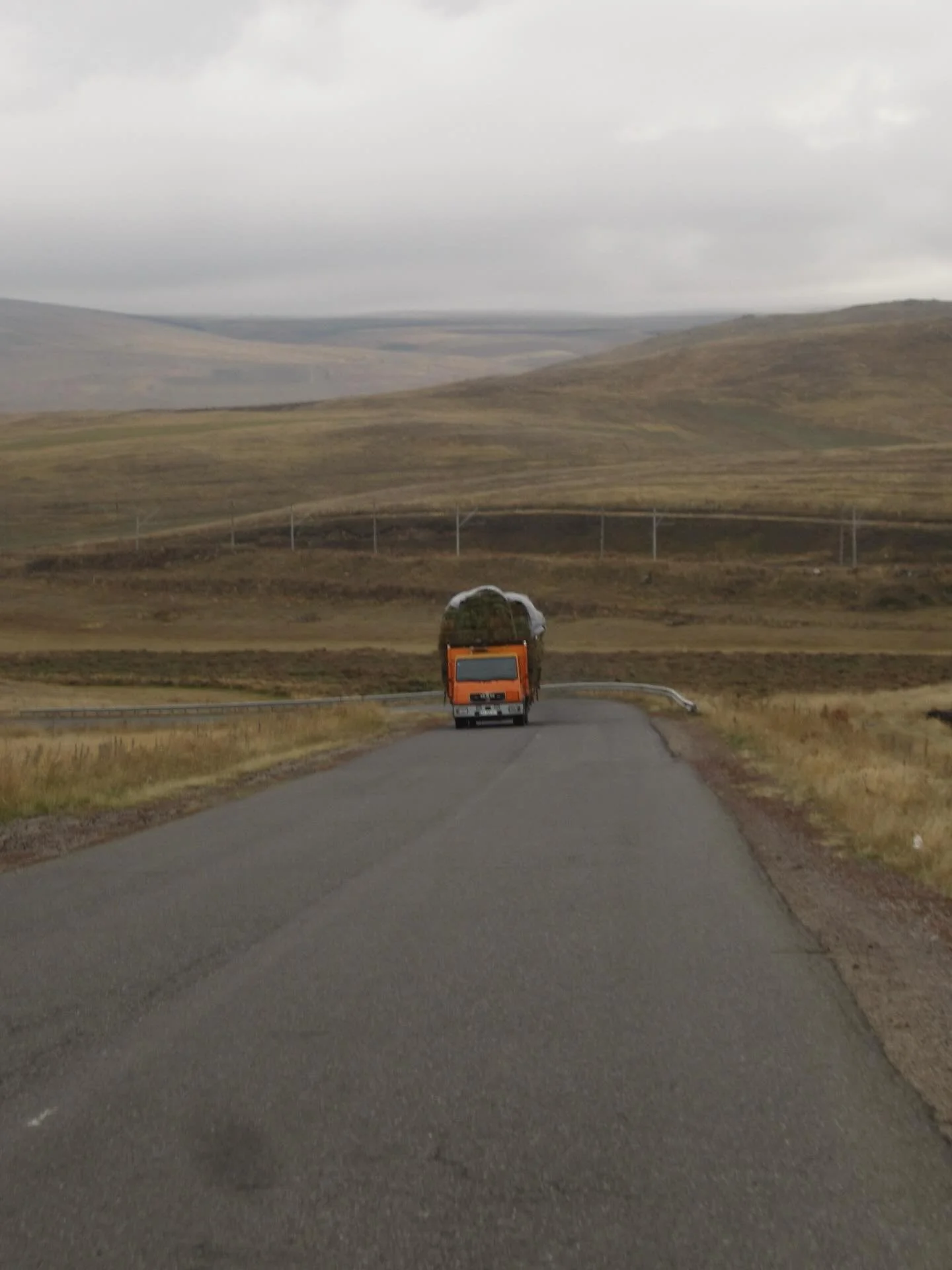 En partant de Cappadoce, Ana&iuml;s m&rsquo;a laiss&eacute; un petit appareil num&eacute;rique, je m&rsquo;amuse avec, je shoot un peu tout, en mode al&eacute;atoire sous gros flash 📸 

📍Turquie - G&eacute;orgie - Tbilisi