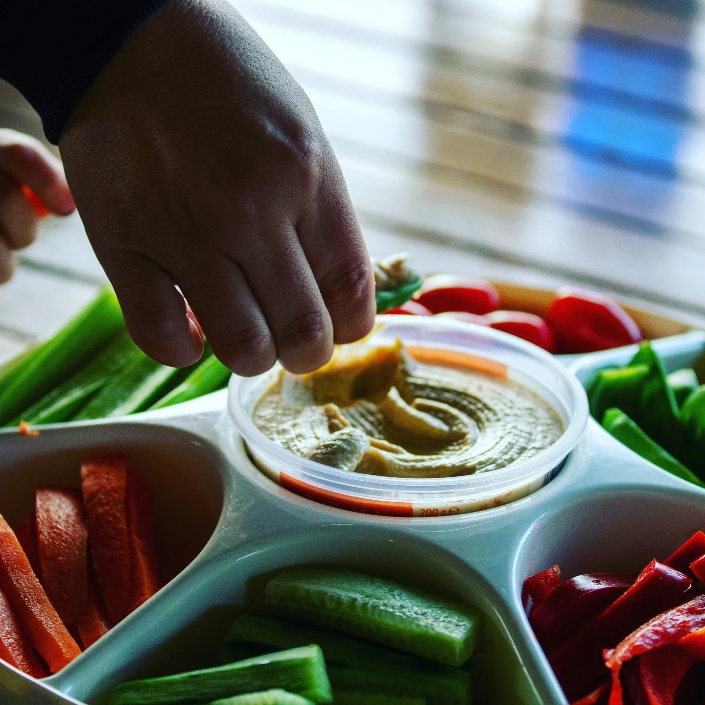 Healthy snacking doesn&rsquo;t mean perfect snacking. The best everyday snacks are the ones that actually keep you satisfied and fit into real life.

Here are some balanced, repeatable options 👇

✔️ Greek yogurt + fruit
✔️ Apples with a little nut b