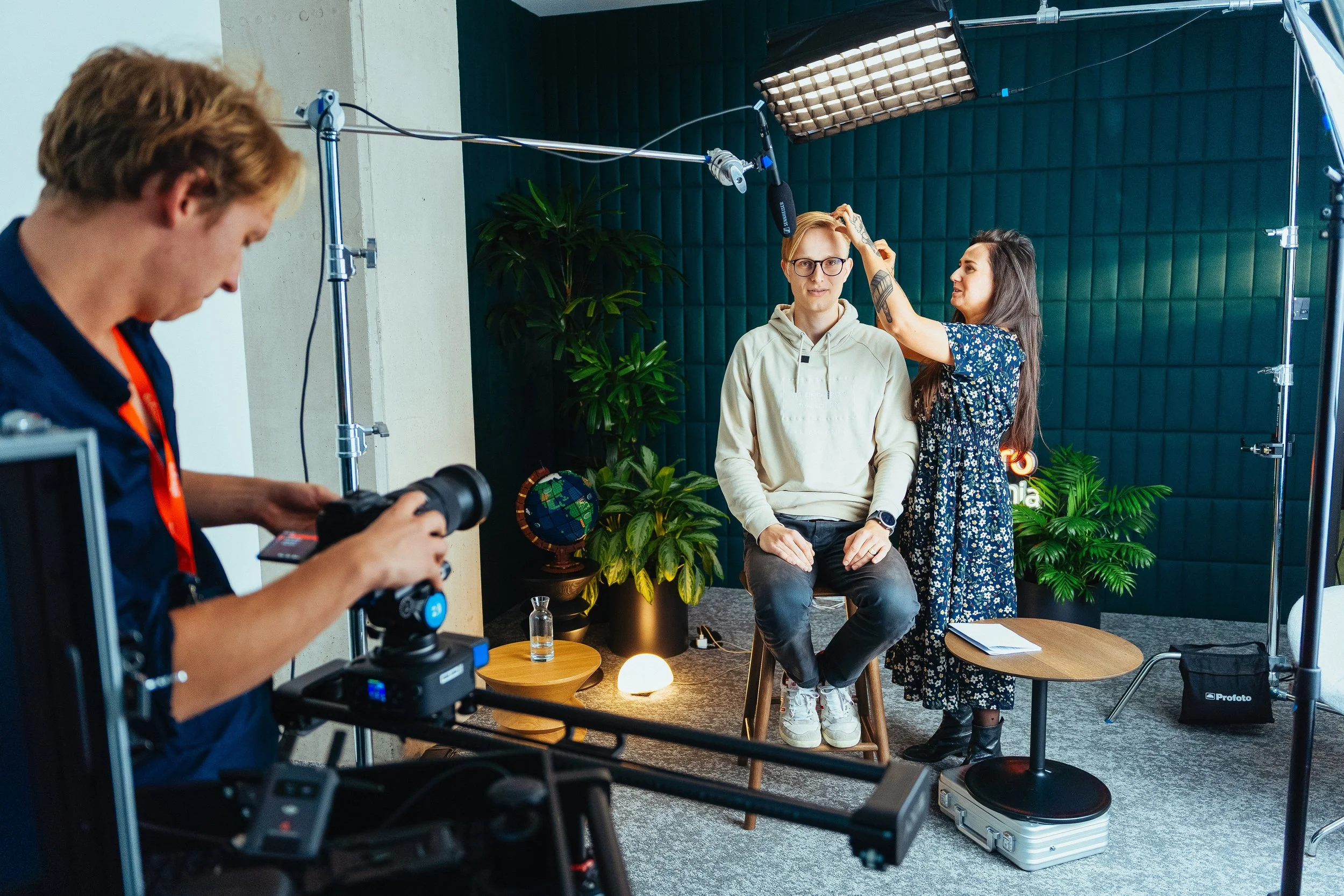 Przygotowania do nagrań filmu reklamowego.