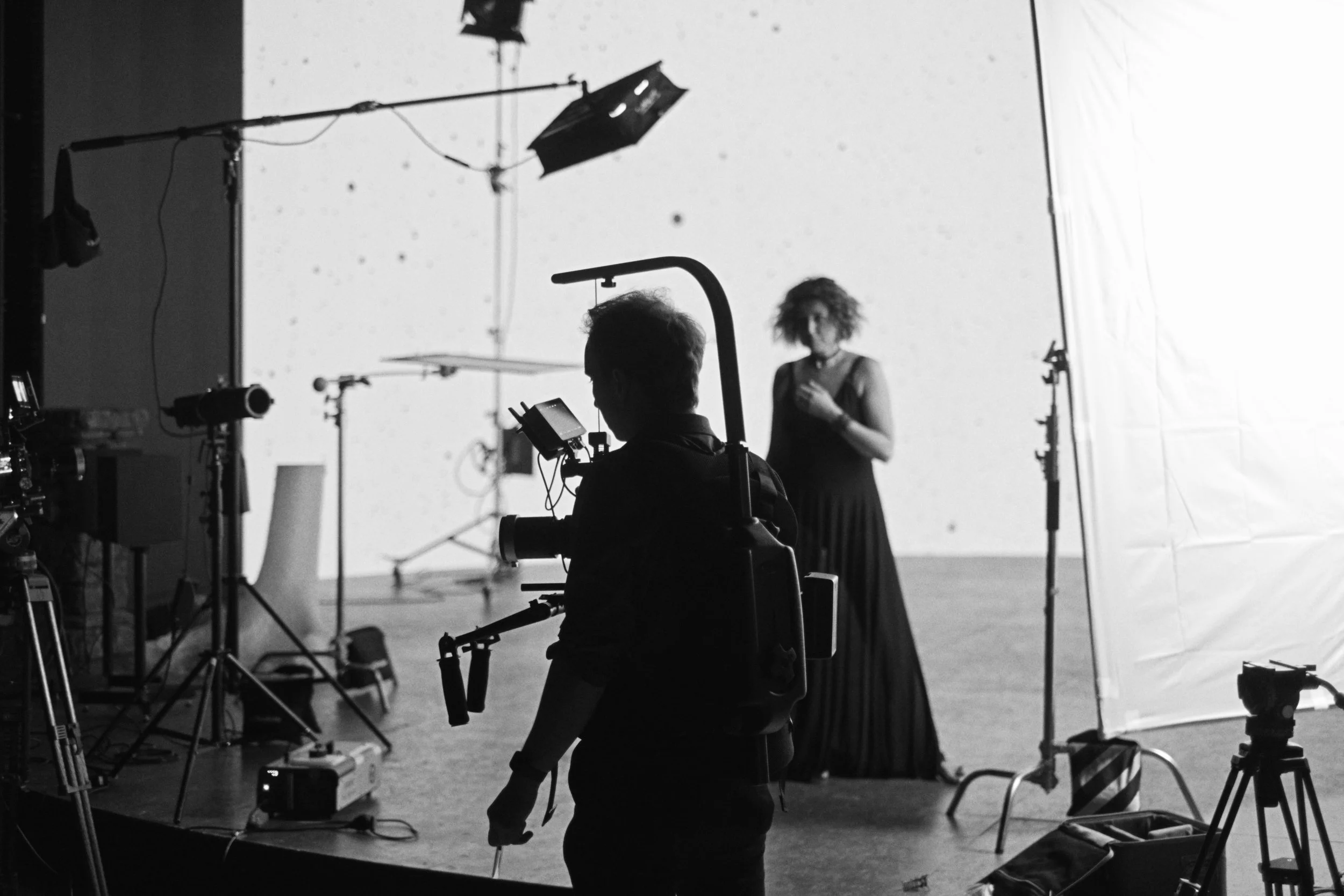 Operator w studio na planie spotu reklamowego Vivid Studio.