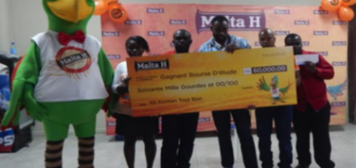 Remise de bourse d’étude aux premiers gagnants de la promotion « anba bouchon » de la Malta H