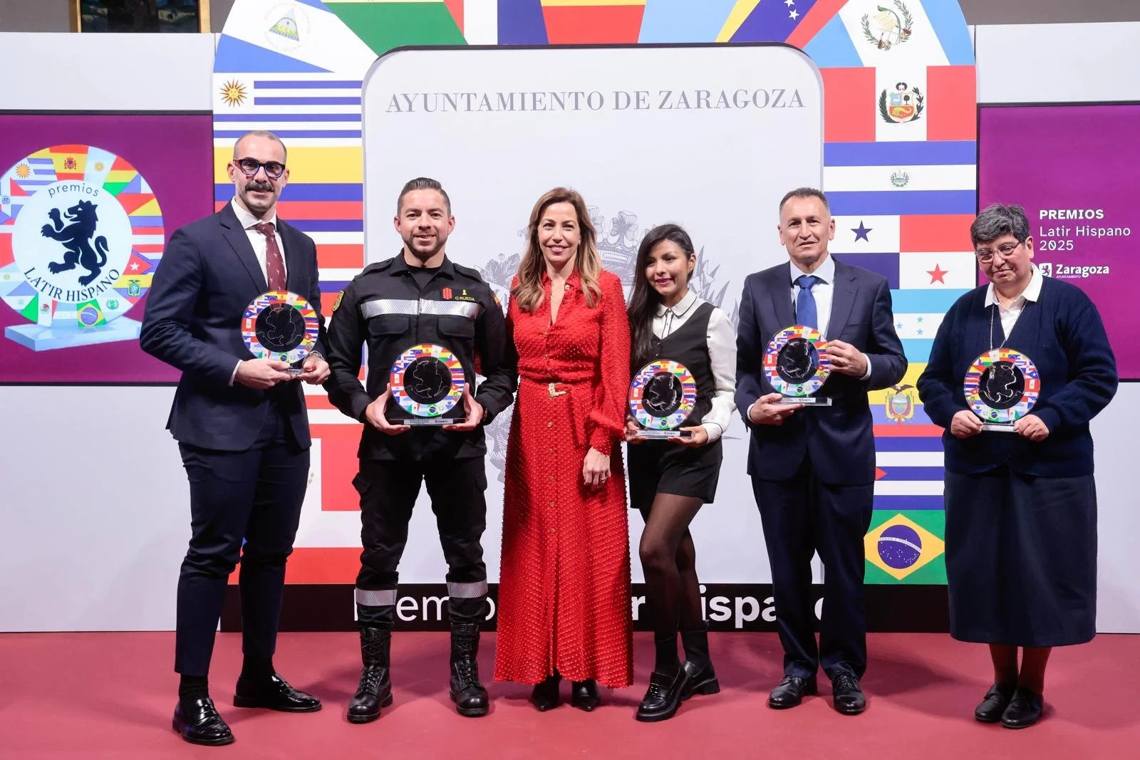 La alcaldesa Natalia Chueca entrega el premio Latir Hispano del Año al cabo colombiano de la UME Óscar Rueda Barajas