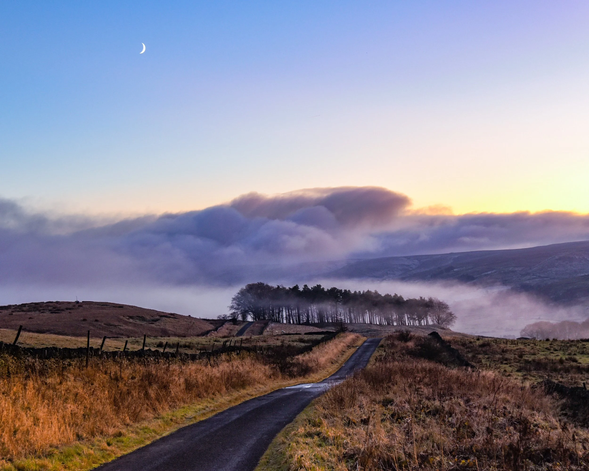 The fog rolling in on a winters evening near Keenley 