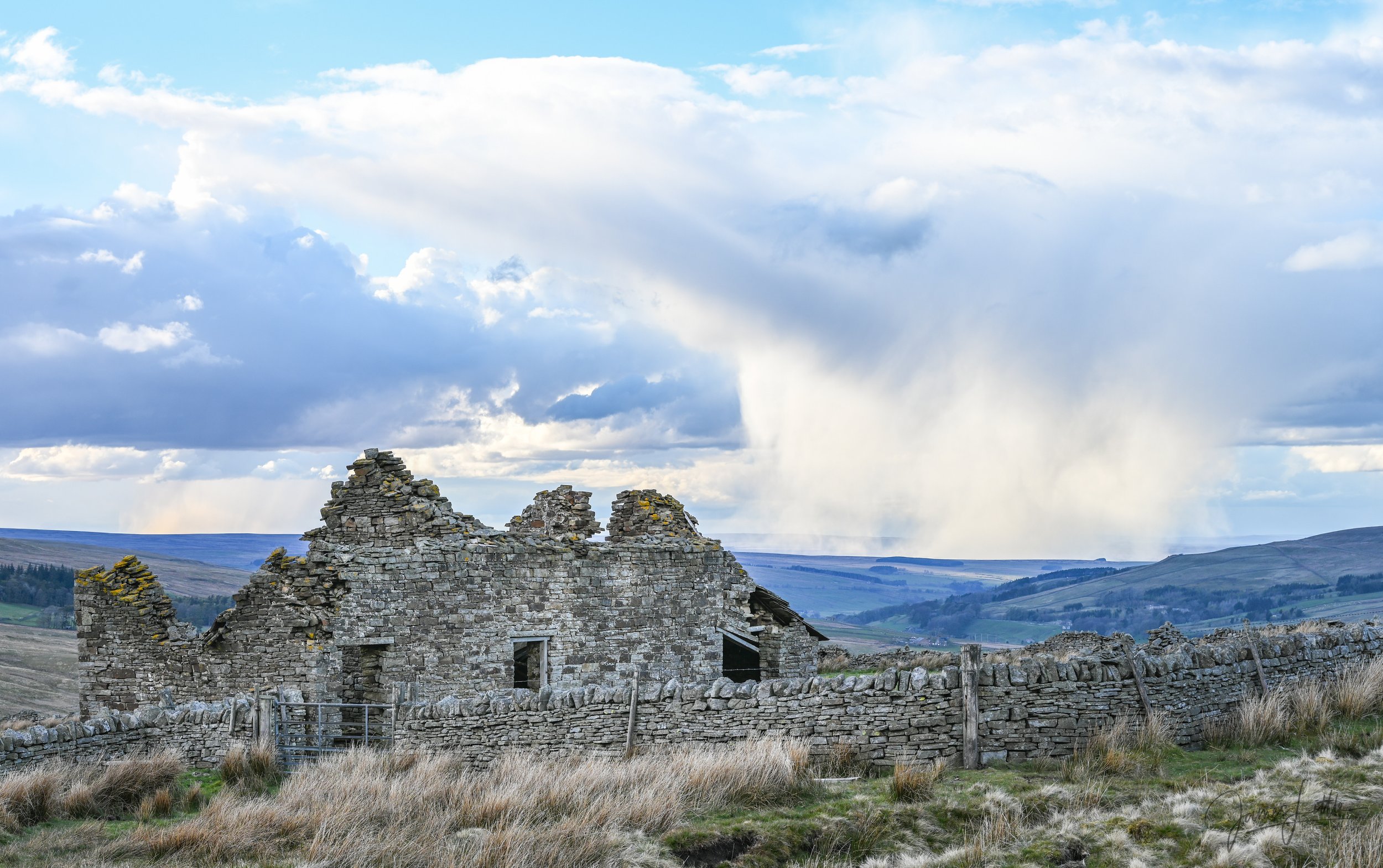 a big snow cloud on the horizon near Carrshield