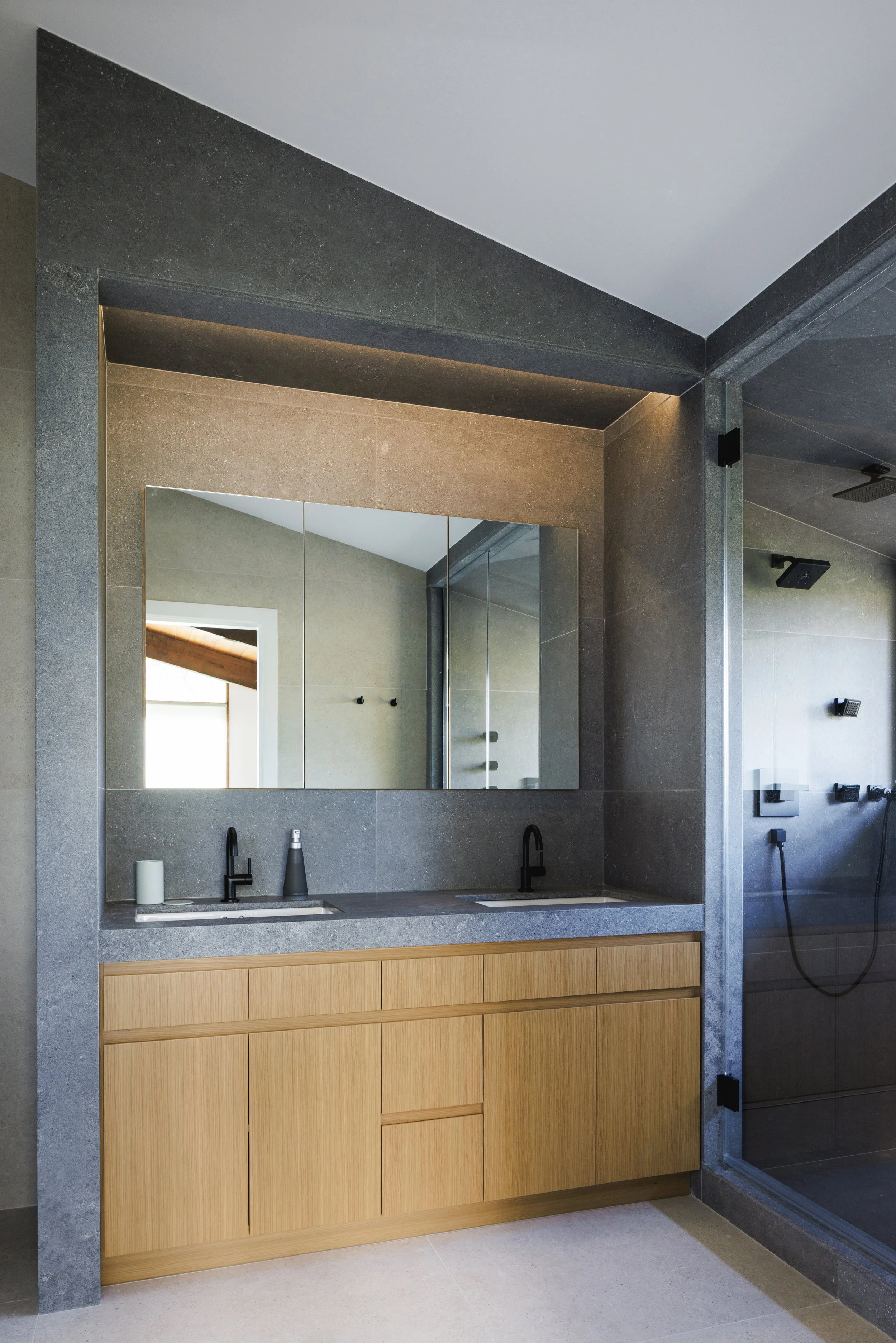 2025.10_MA_JBA_ANDBEK_MILLBROOK NY-primary bath.jpg