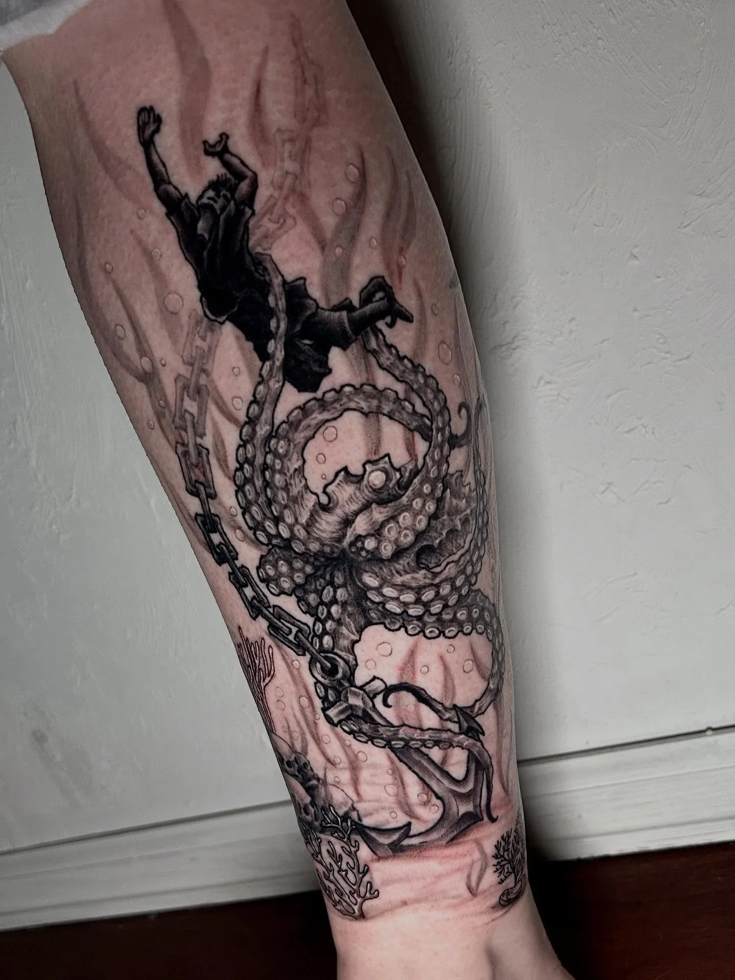 Finished up Sally&rsquo;s lower leg. Let me know what you think and thanks for looking!
.
.
.
#nauticaltattoo#nauticaltattoos#octopustattoo#krakentattoo#blackngreytattoos#blackandgreytattoo#blackwork#blackworktattoo#denvertattoo#denvertattooartist#co