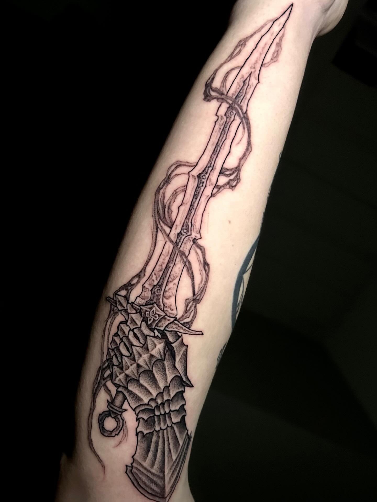 Had fun with this gauntlet and sword from Skyrim. Thanks for looking!
.
.
.
#darkart#blackwork#darkarttattoo#whipshadingtattoo#medievaltattoo#fantasytattoo#blackngrey#blackngreytattoos#skyrimtattoo#denvertattoo#denvertattooartist#coloradotattoo#color
