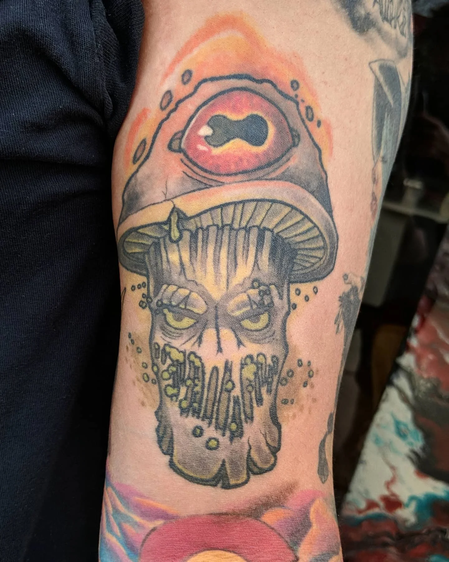 Healed shroom with a dash of gloom, and twist of doom 🦇
.
#mushroomtattoo #healedtattoo #illustrativetattoo #illustrationtattoo #westminstertattoo #broomfieldtattoo #eyeballtattoo