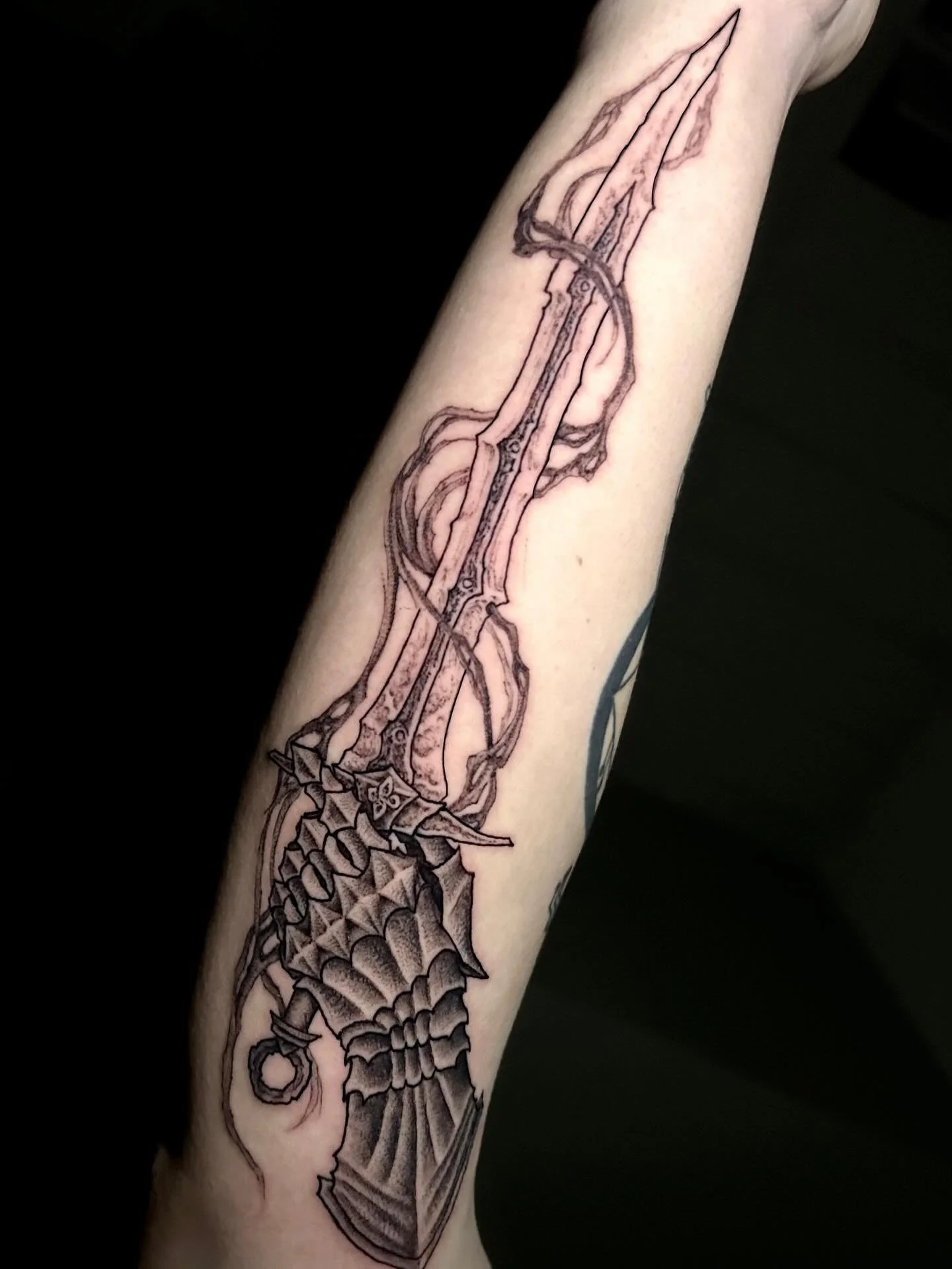 Had fun with this gauntlet and sword from Skyrim. Thanks for looking!
.
.
.
#darkart#blackwork#darkarttattoo#whipshadingtattoo#medievaltattoo#fantasytattoo#blackngrey#blackngreytattoos#skyrimtattoo#denvertattoo#denvertattooartist#coloradotattoo#color