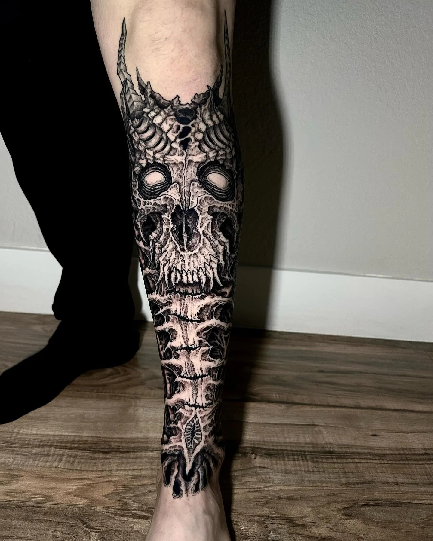 Finally finished up this awesome leg piece for Kevin! Thank you for the trust and support, I&rsquo;ve been working to develop this style and I wouldn&rsquo;t be able to do it without the people who put their faith in me to tattoo them. 🤘🖤
.
.
.
#da