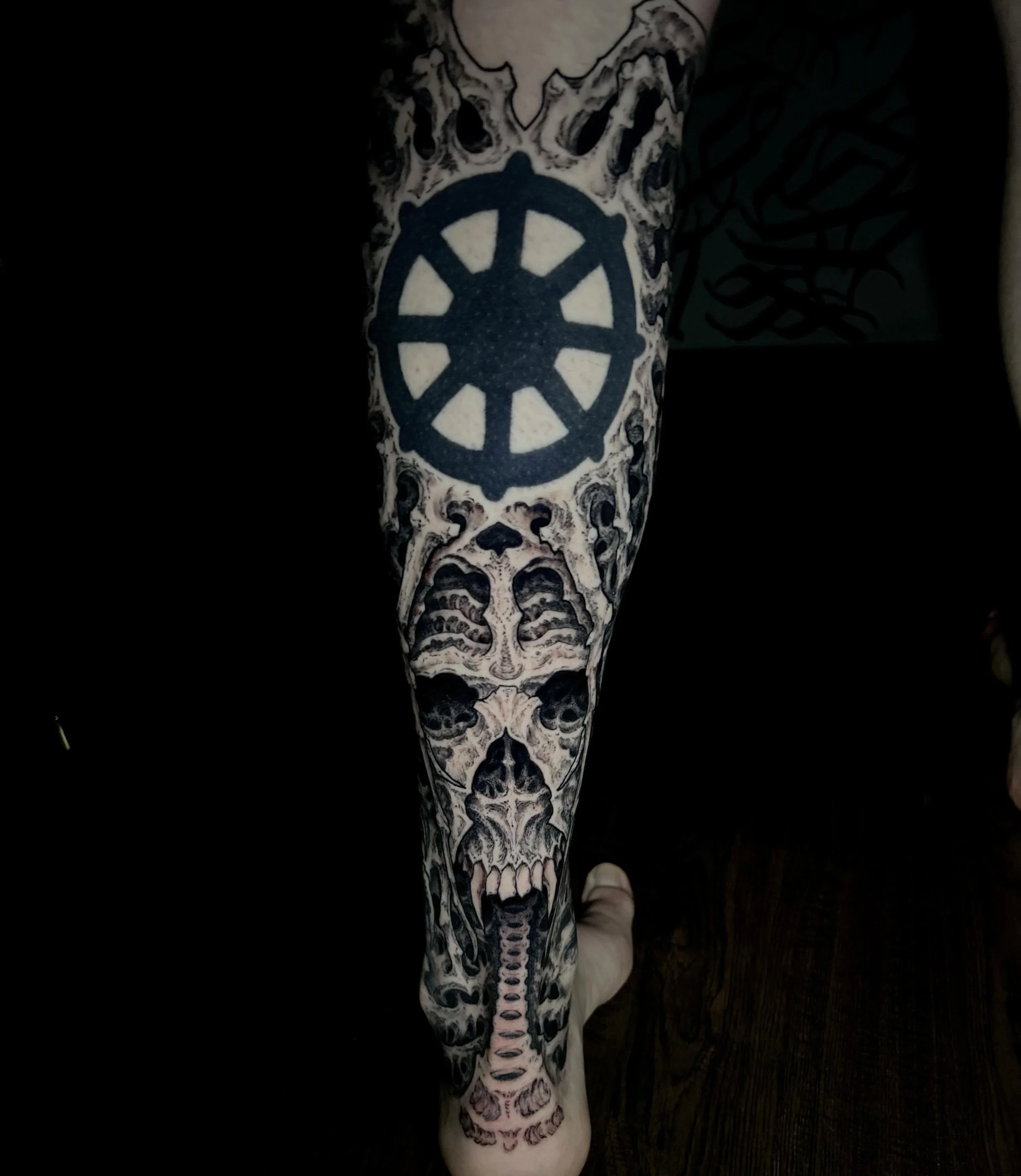 Been chipping away at Kevin&rsquo;s leg, this is the largest freehand project I have tackled so far and I&rsquo;m very happy with the result! Let me know what you think, and thank you for looking friends. 🤘🖤
.
.
.
#darkart#darkarttattoo#blackworkta